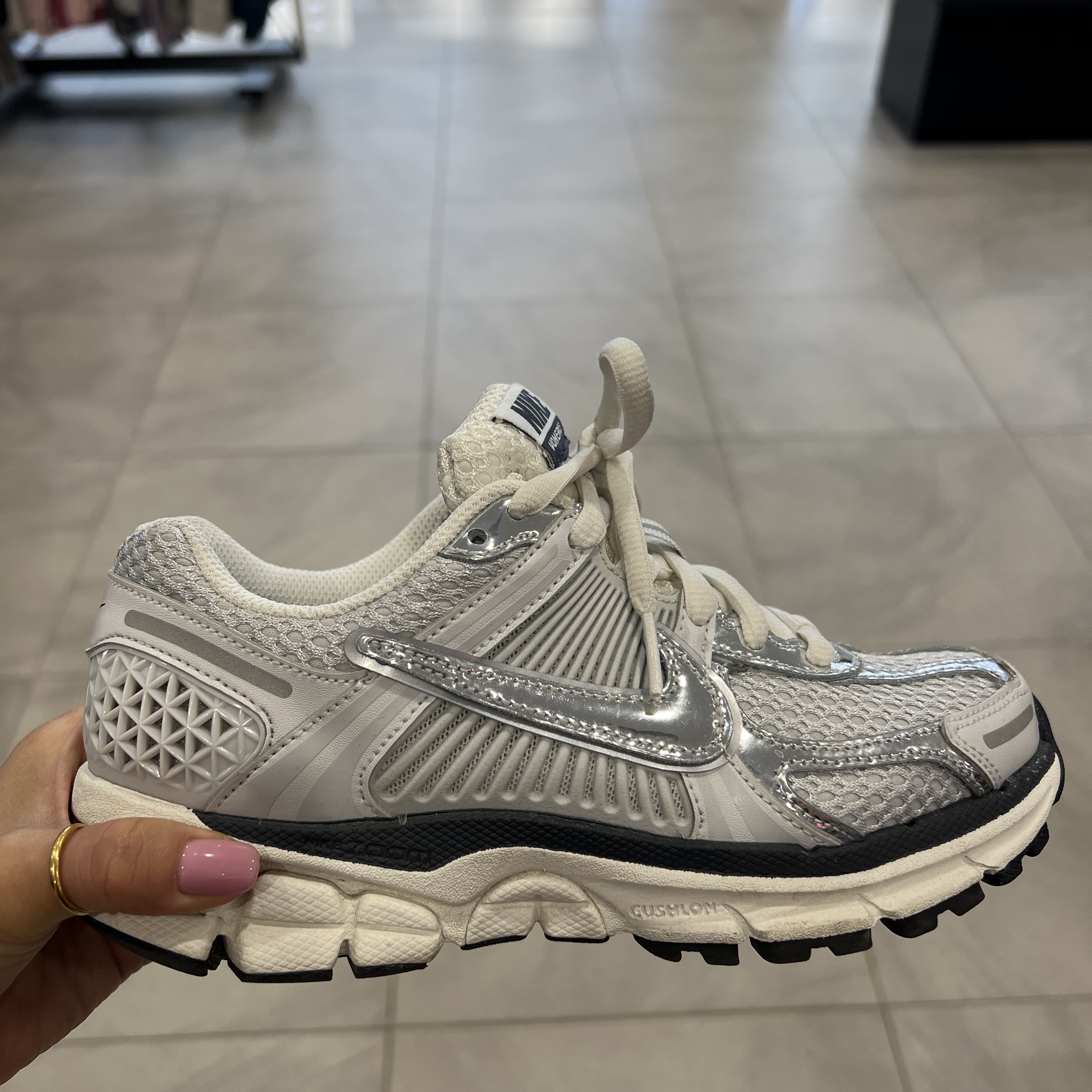 (W) Nike Zoom Vomero 5 Photon Dust and Metallic Silver 착용 스타일