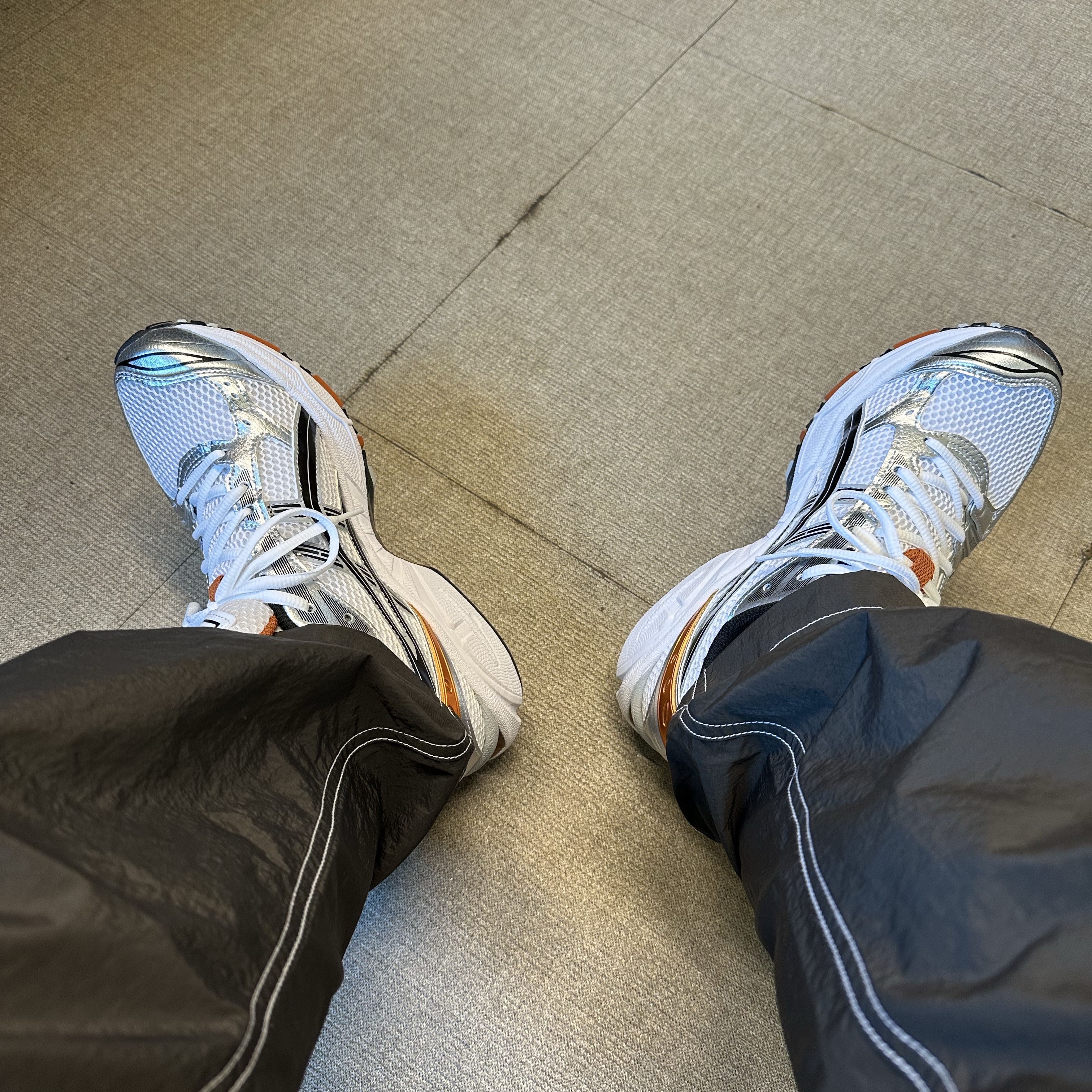 Asics Gel-Kayano 14 White Piquant Orange 착용 스타일 - 3