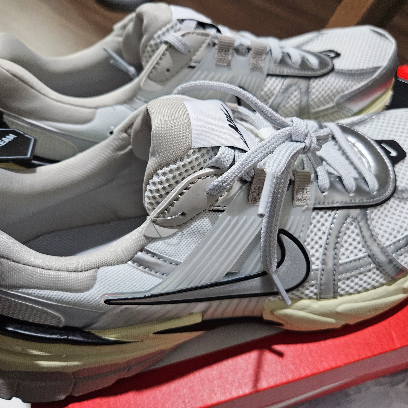 Nike V2K Run Summit White Metallic Silver 착용 스타일