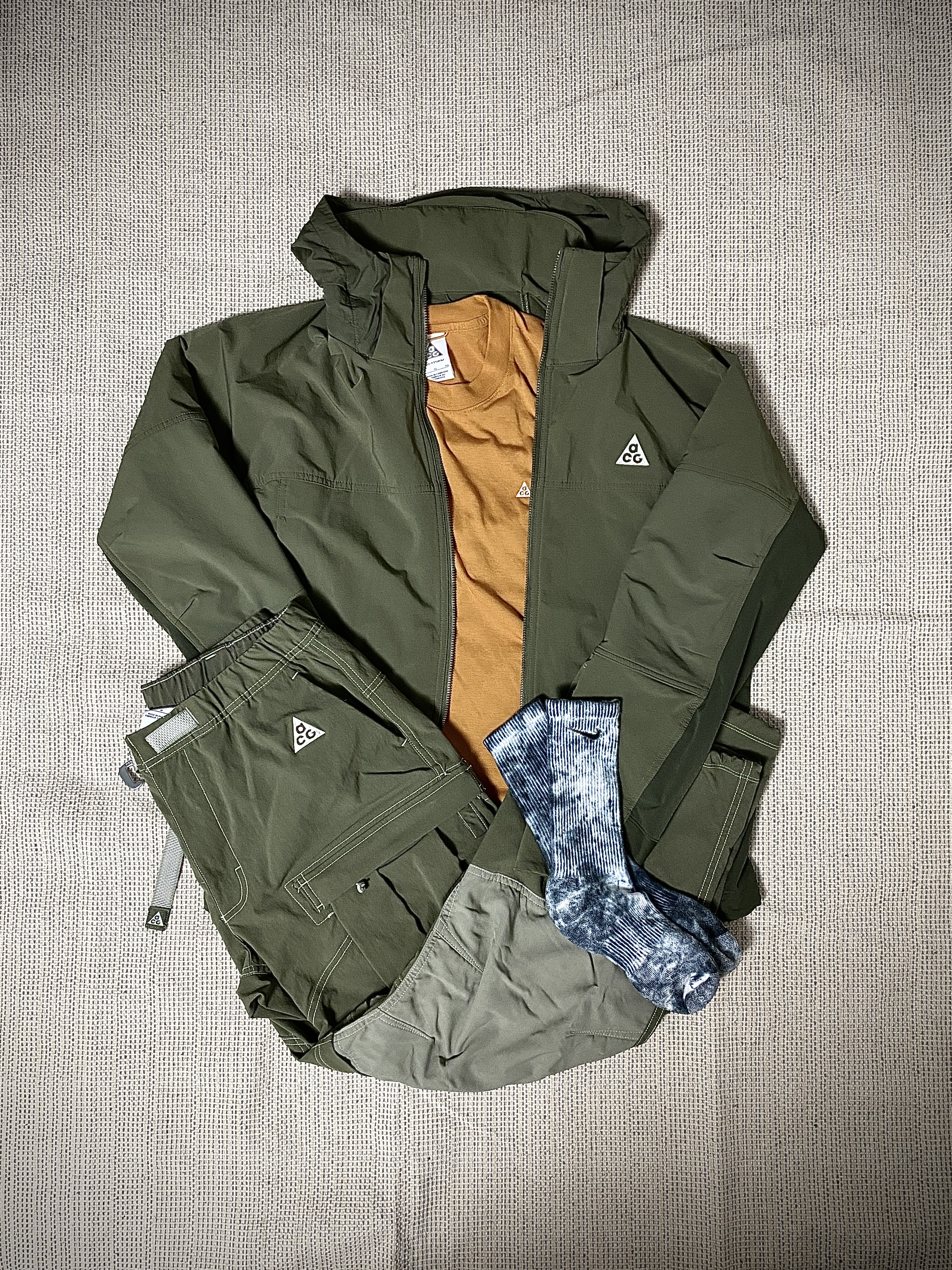 Nike ACG Sun Farer Jacket Medium Olive - Asia, Nike ACG Smith Summit Cargo Pants Medium Olive - Asia 착용 스타일 - 4