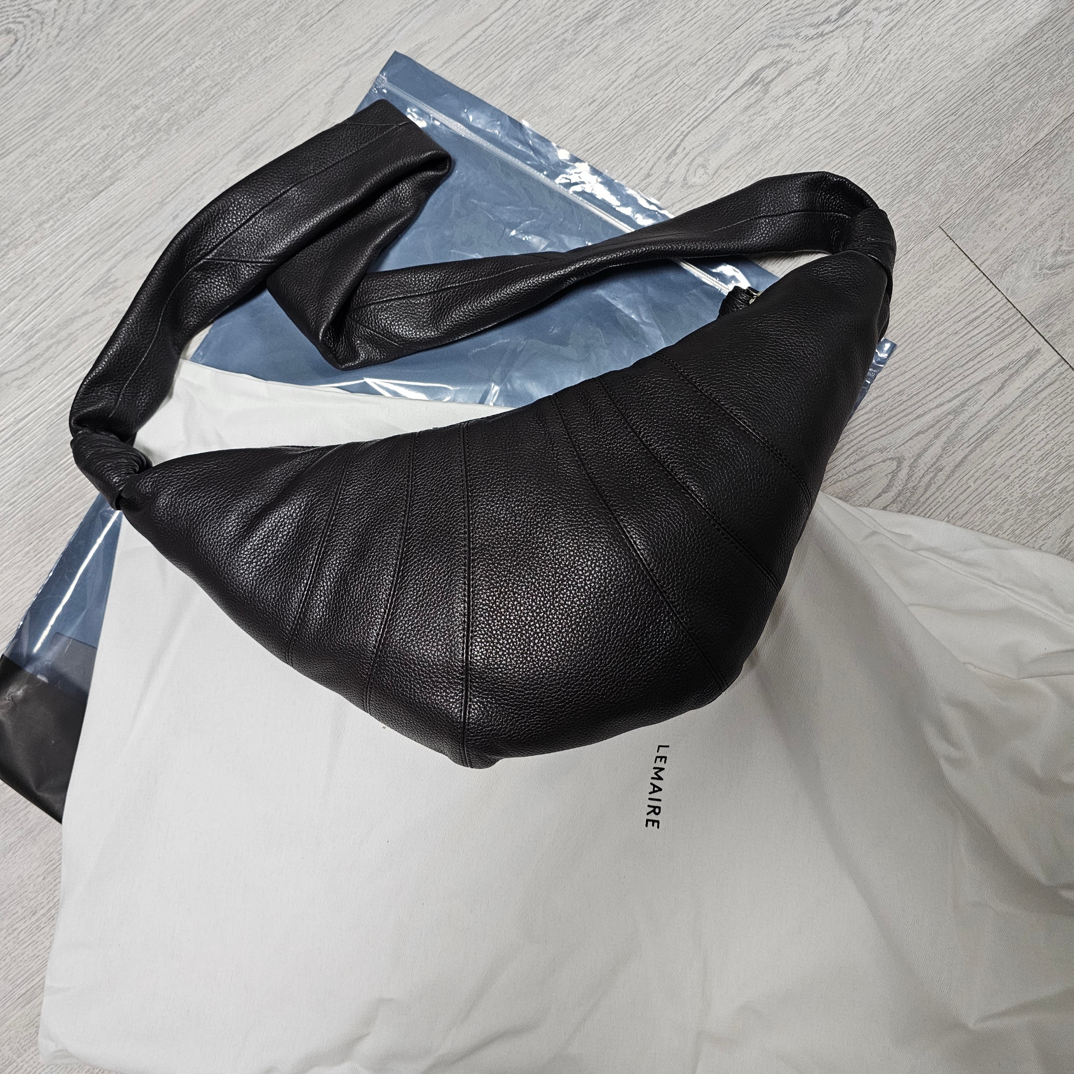 Lemaire Medium Croissant Bag Soft Grained Leather Dark Chocolate 착용 스타일