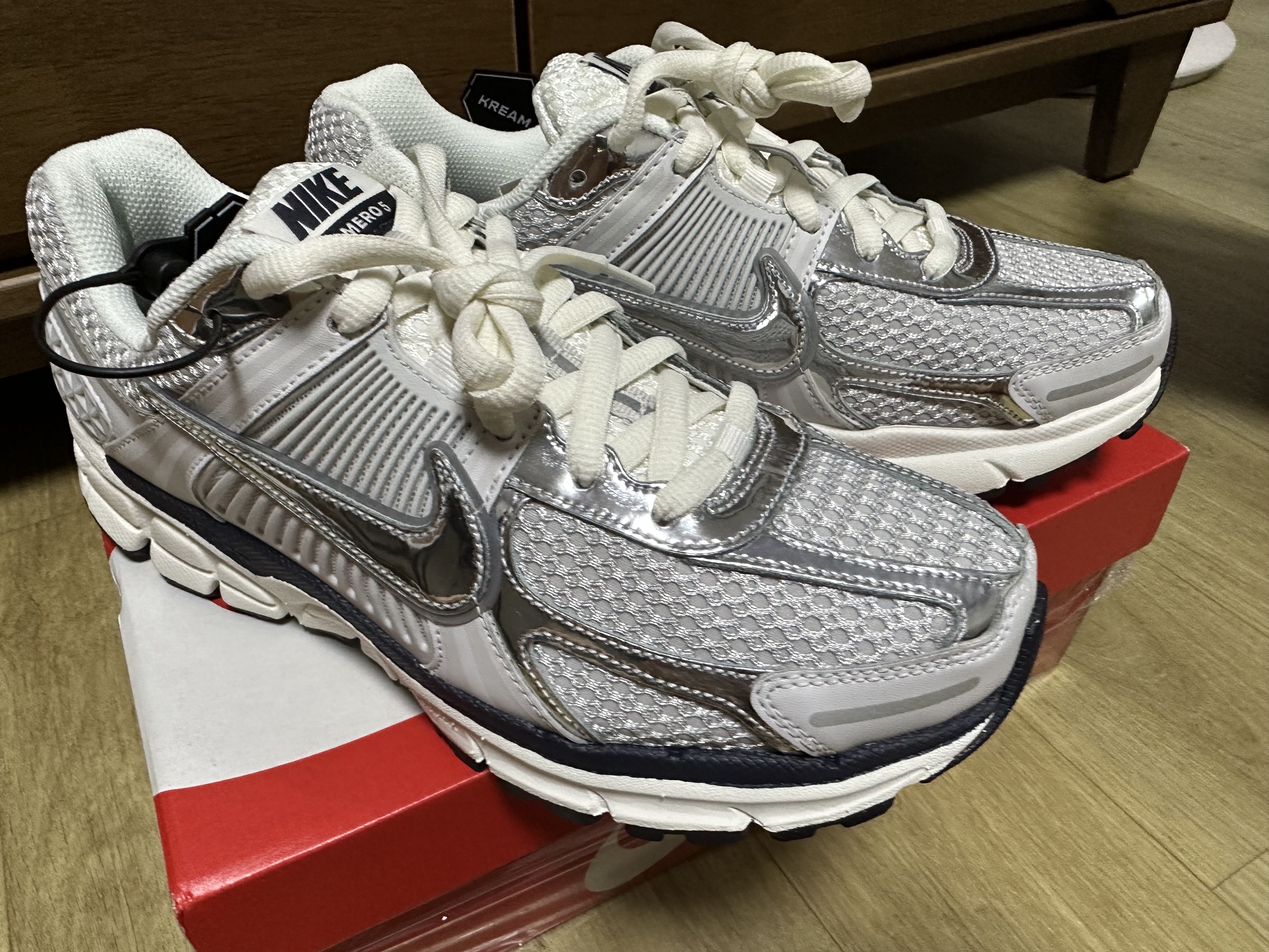 (W) Nike Zoom Vomero 5 Photon Dust and Metallic Silver 착용 스타일 - 2