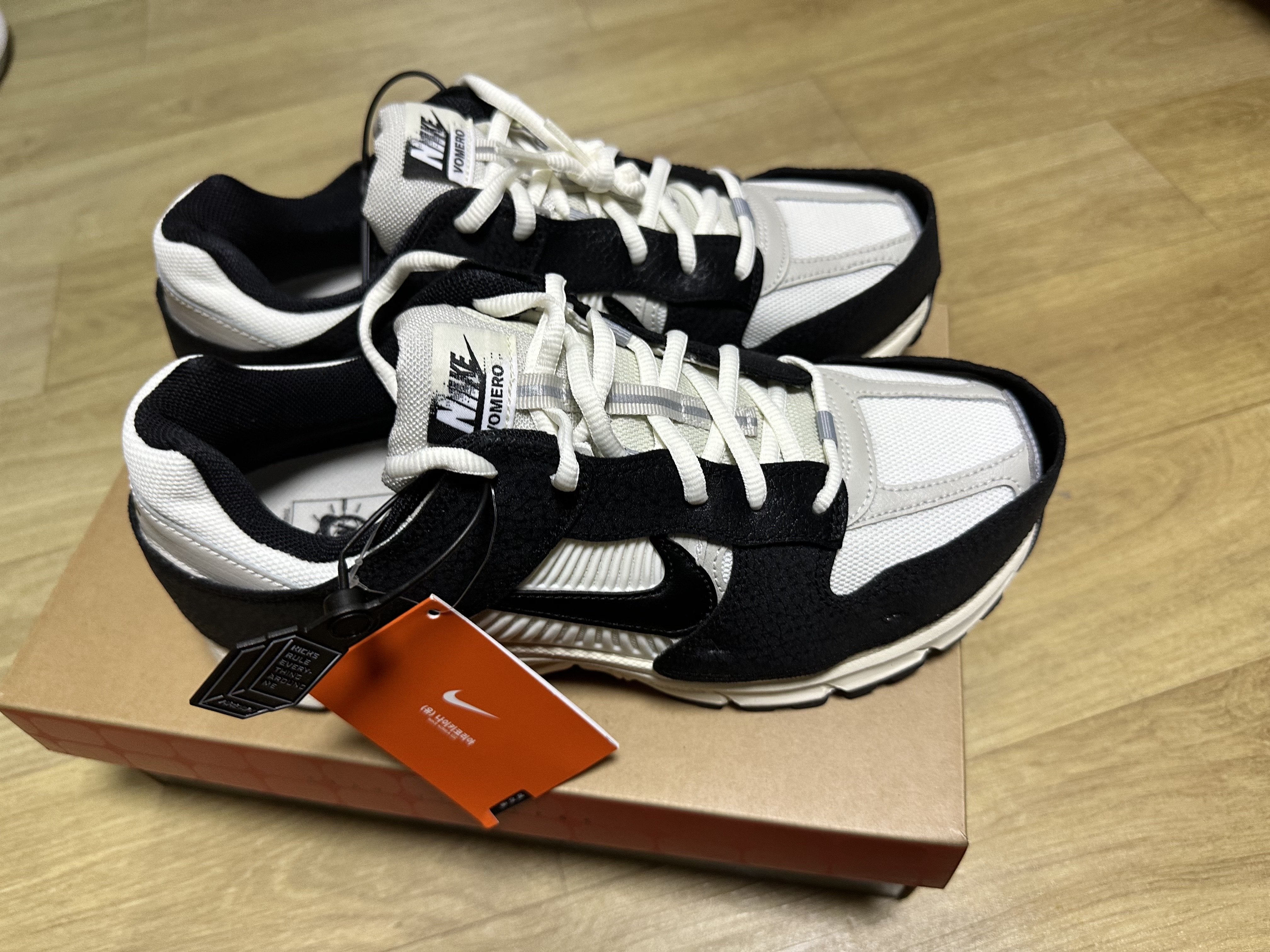 (W) Nike Zoom Vomero 5 Wolf Grey and Black 착용 스타일 - 1