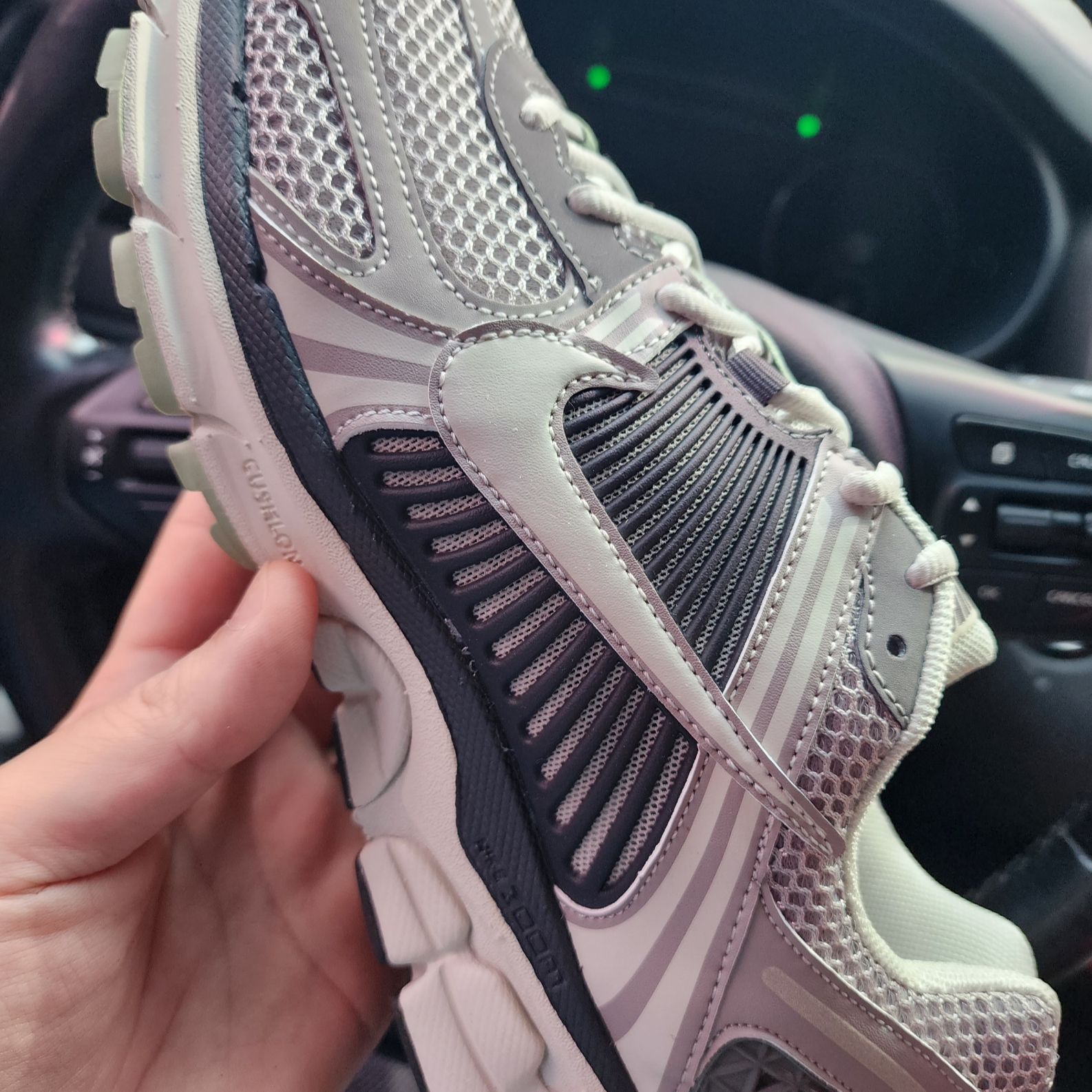 (W) Nike Zoom Vomero 5 Cobblestone and Flat Pewter 착용 스타일 - 1