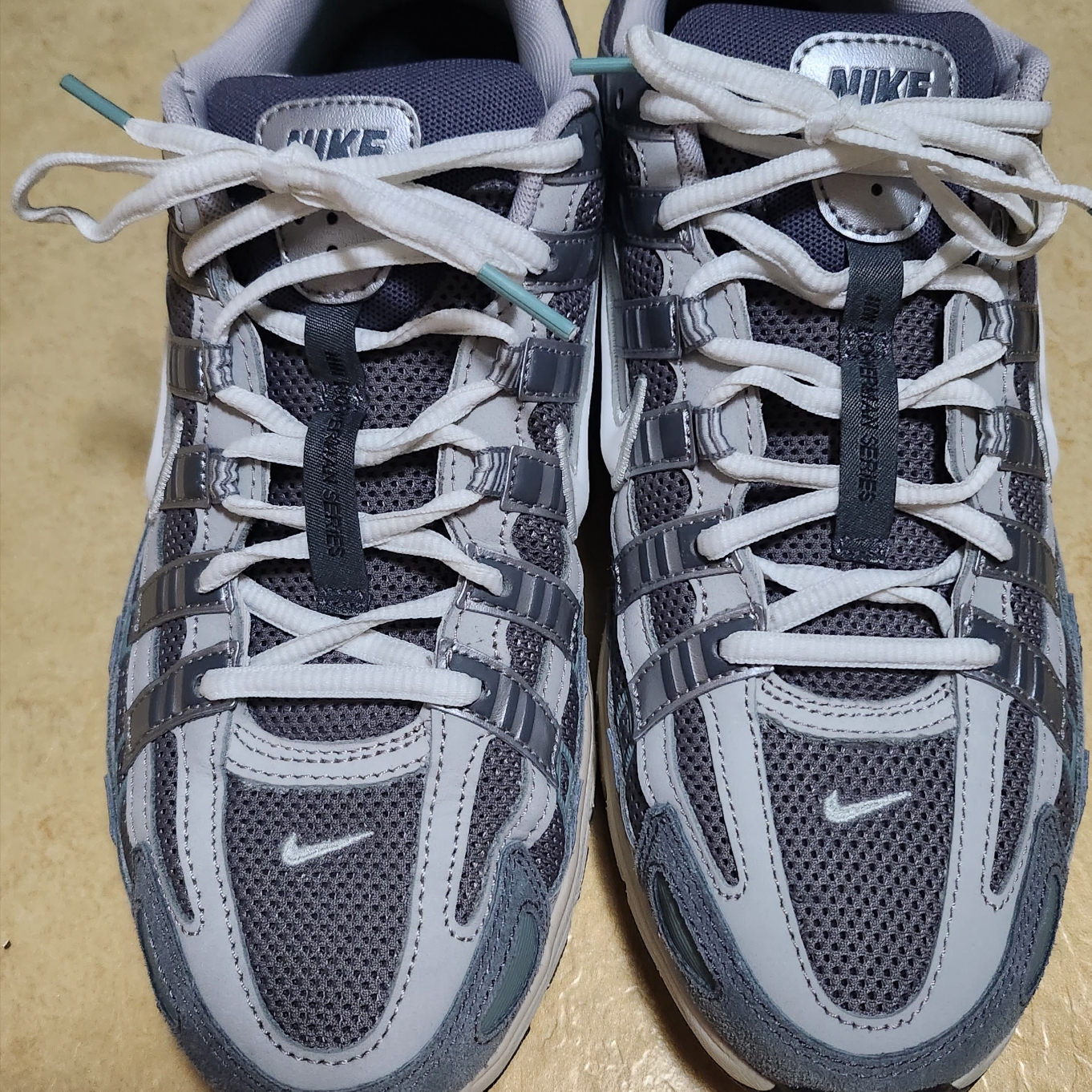 Nike P-6000 Flat Pewter Light Iron Ore 착용 스타일