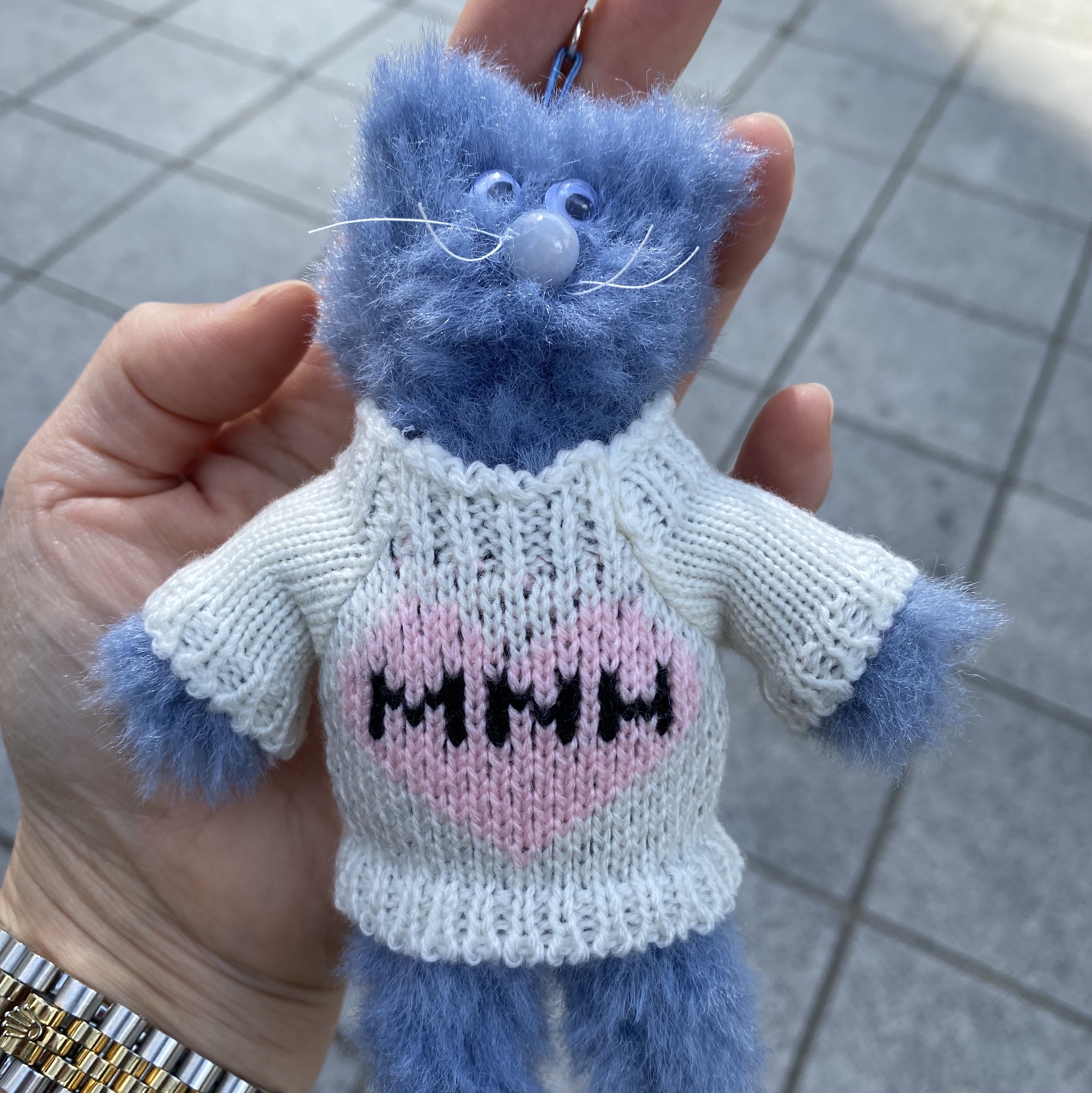 Monamhee Love Flexy Keyring Blue 착용 스타일