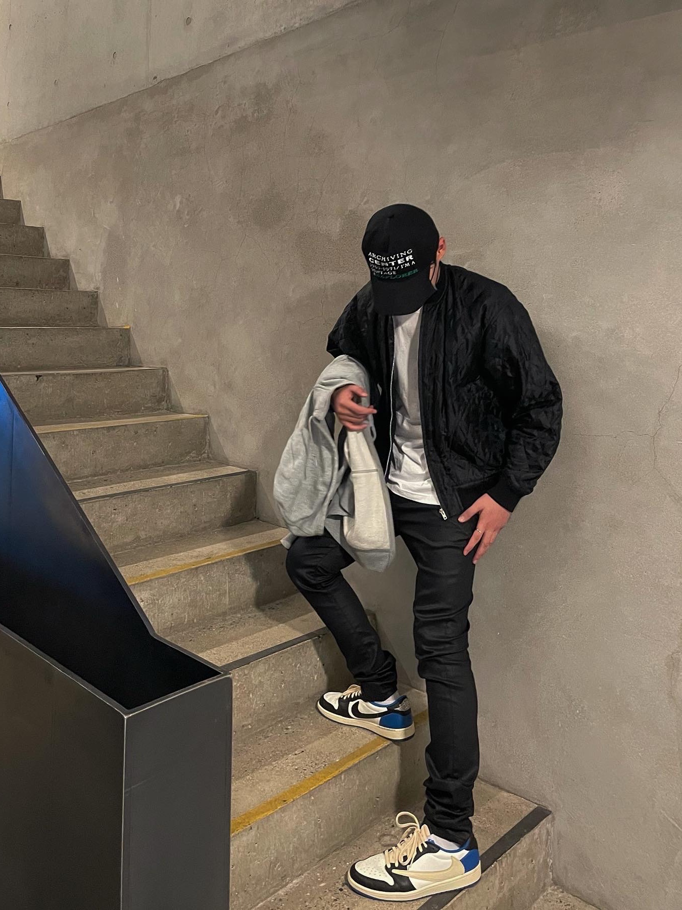 Jordan 1 x Travis Scott x Fragment Retro Low OG SP Military Blue, CDG Quilted '84-85 Staff Blouson Black 착용 스타일