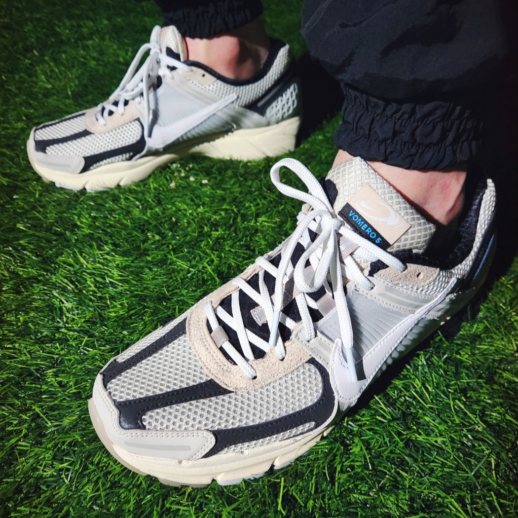Nike Zoom Vomero 5 Light Bone and Black 착용 스타일 - 5