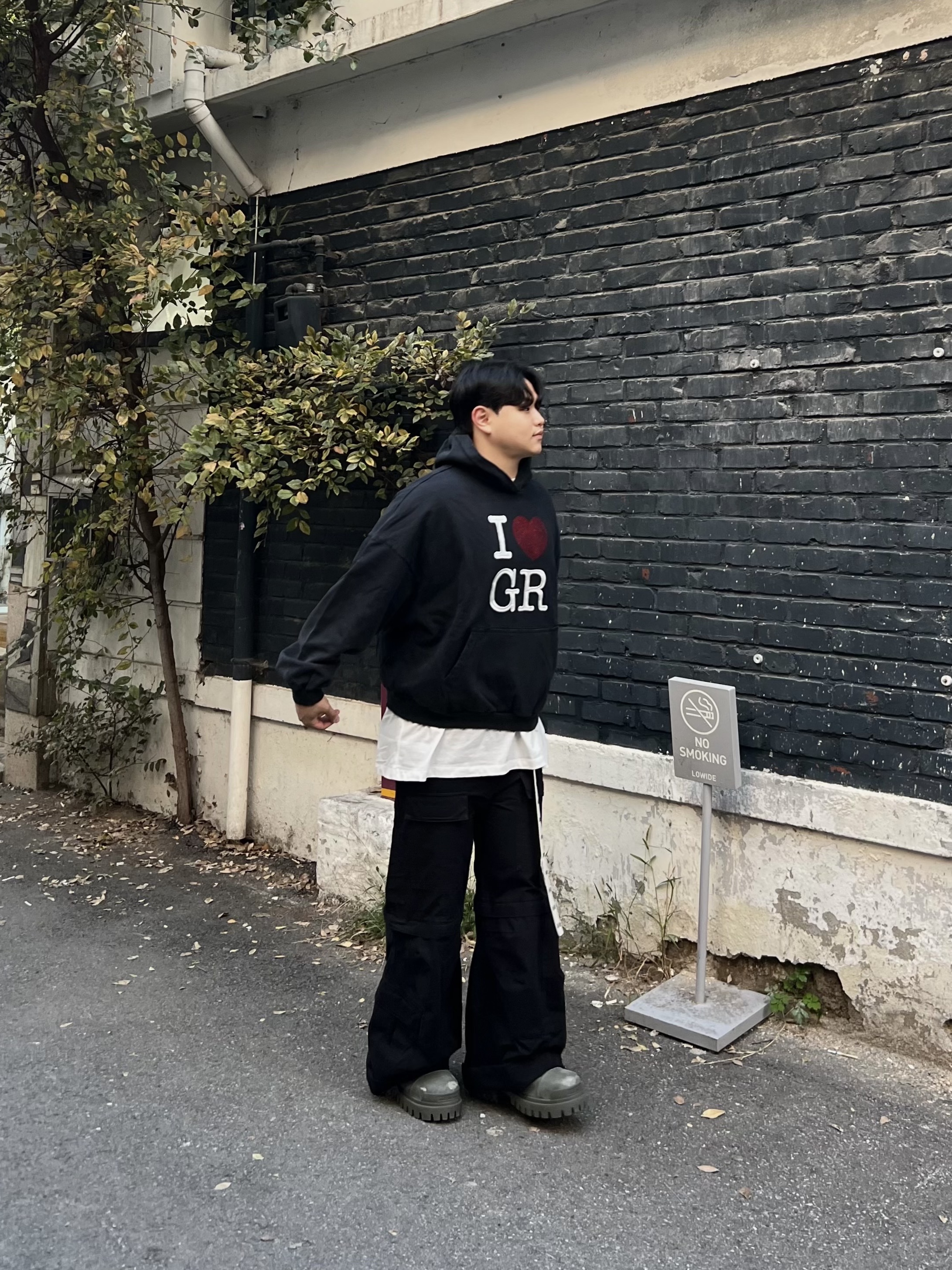 Project G/R I Love GR Hoodie Black - Haus of GR Exclusive, Balenciaga Flared Cargo Pants Black 착용 스타일 - 1