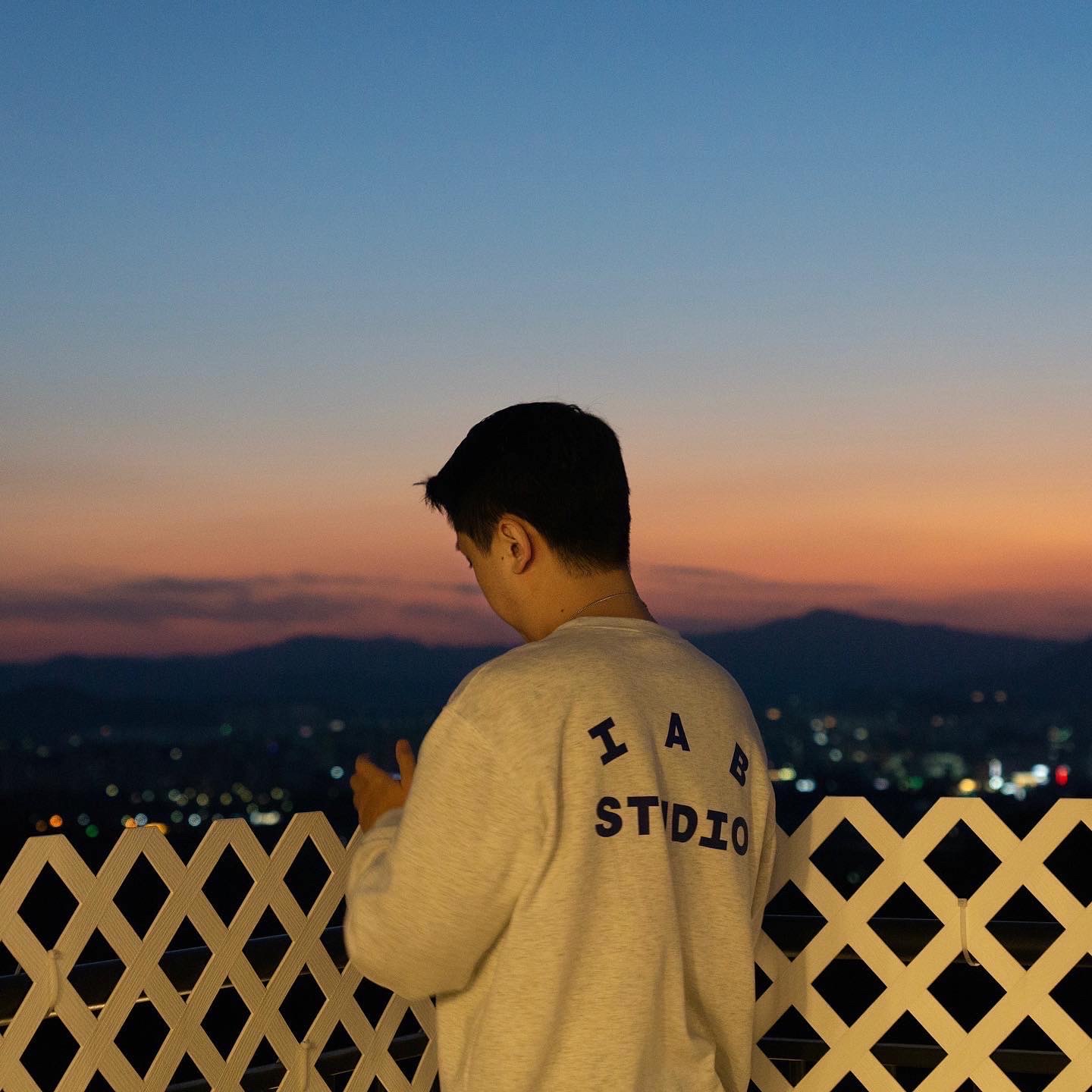 IAB Studio Long Sleeve Light Gray 착용 스타일 - 1