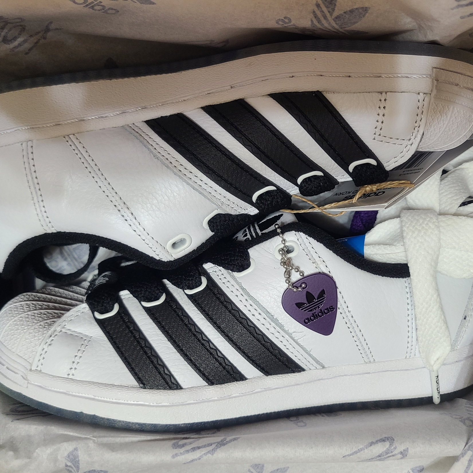 Adidas x KoRn Superstar Supermodified Cloud White Core Black 착용 스타일 - 2