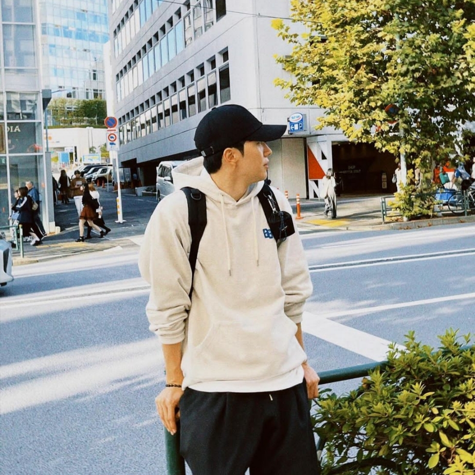 Ader Error Sig; TRS Tag Hoodie 01 Oatmeal 착용 스타일 - 1