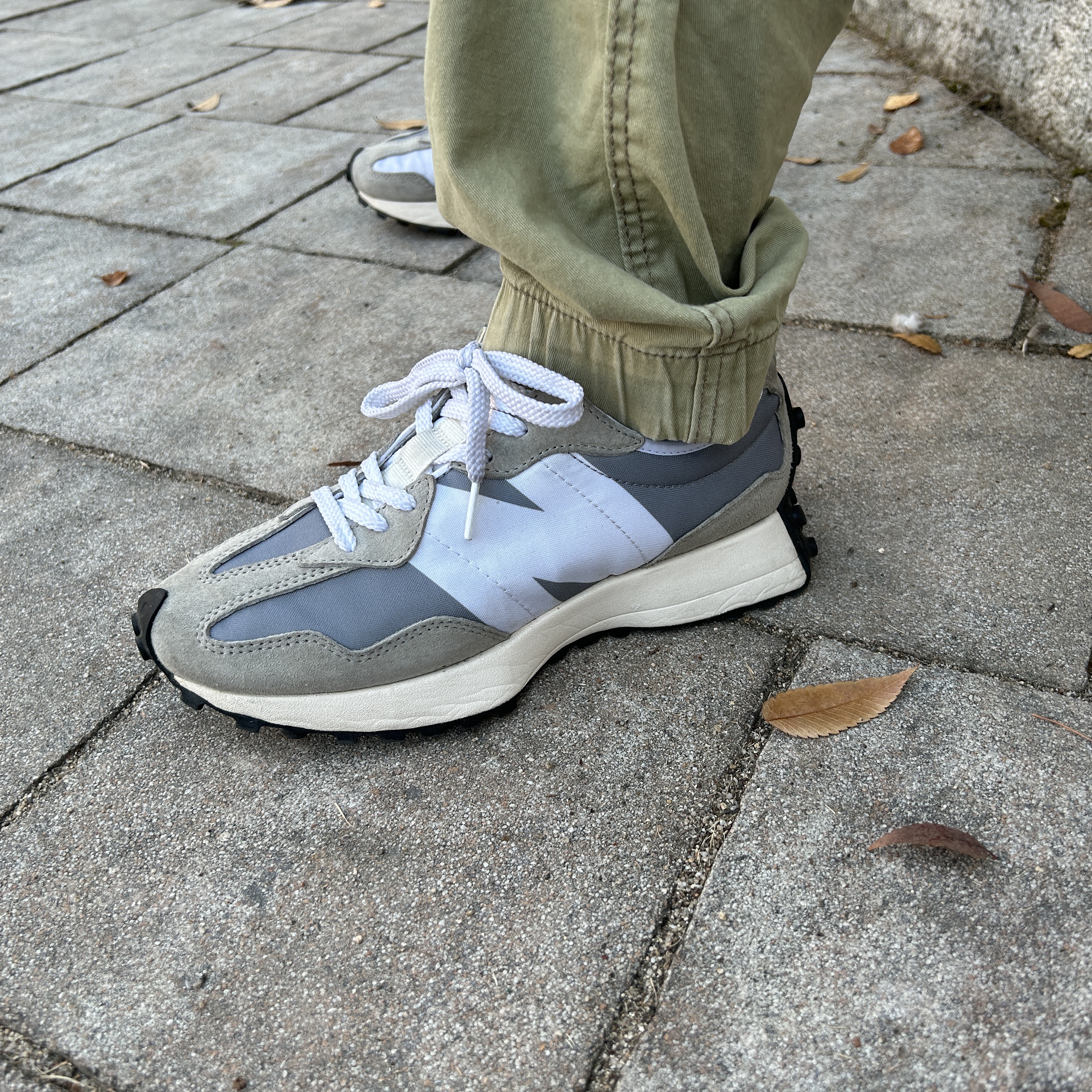 New Balance 327 Grey 착용 스타일