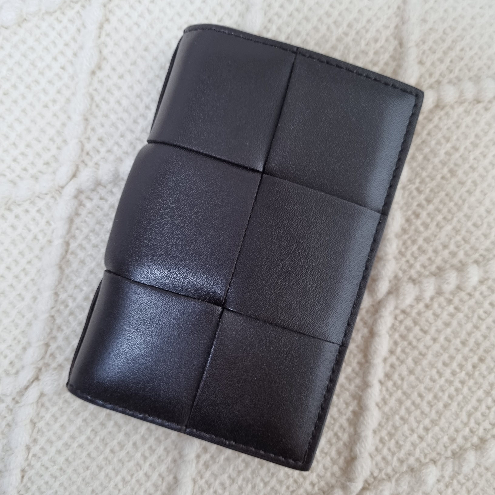 Bottega Veneta Flap Card Case Fondant 착용 스타일