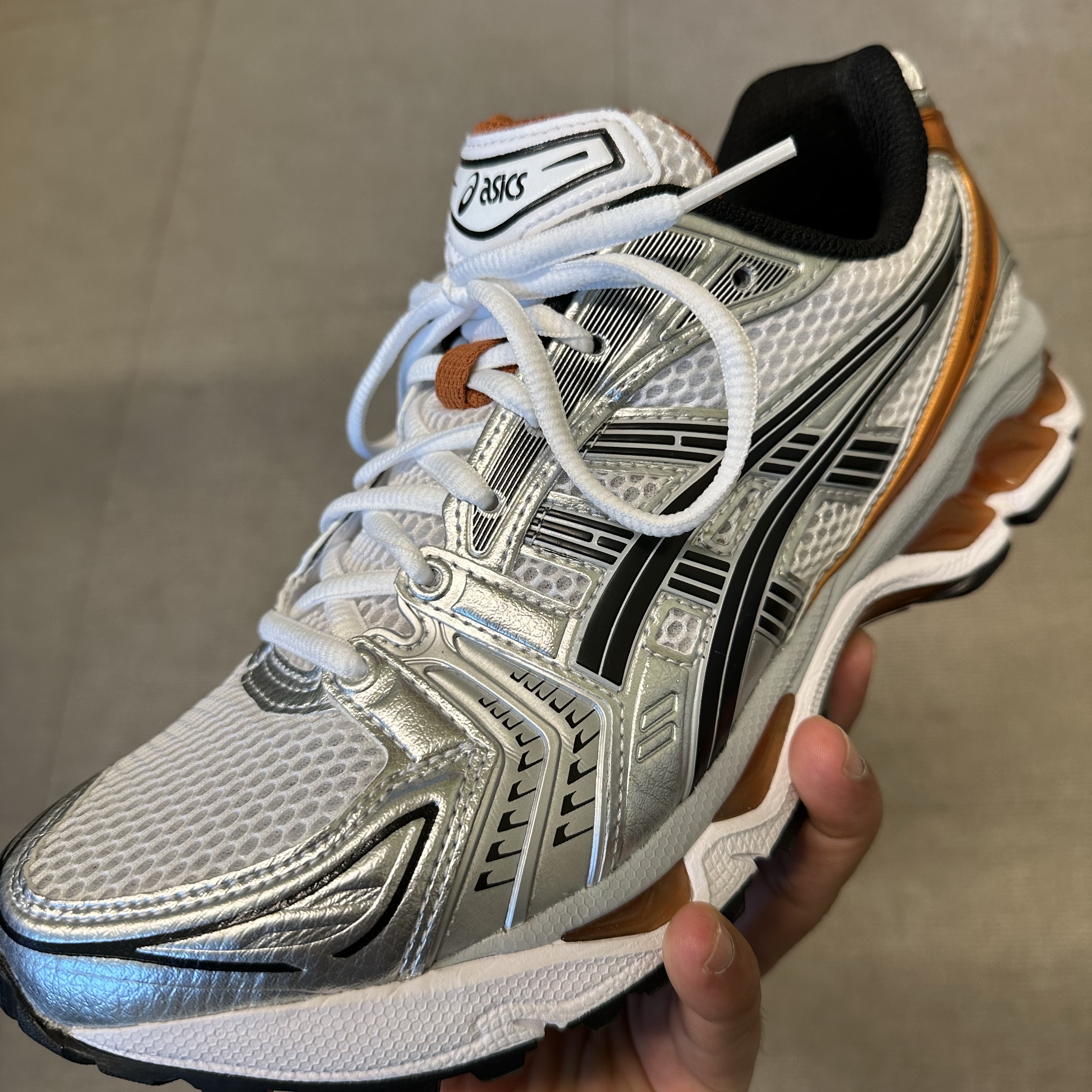 Asics Gel-Kayano 14 White Piquant Orange 착용 스타일 - 2