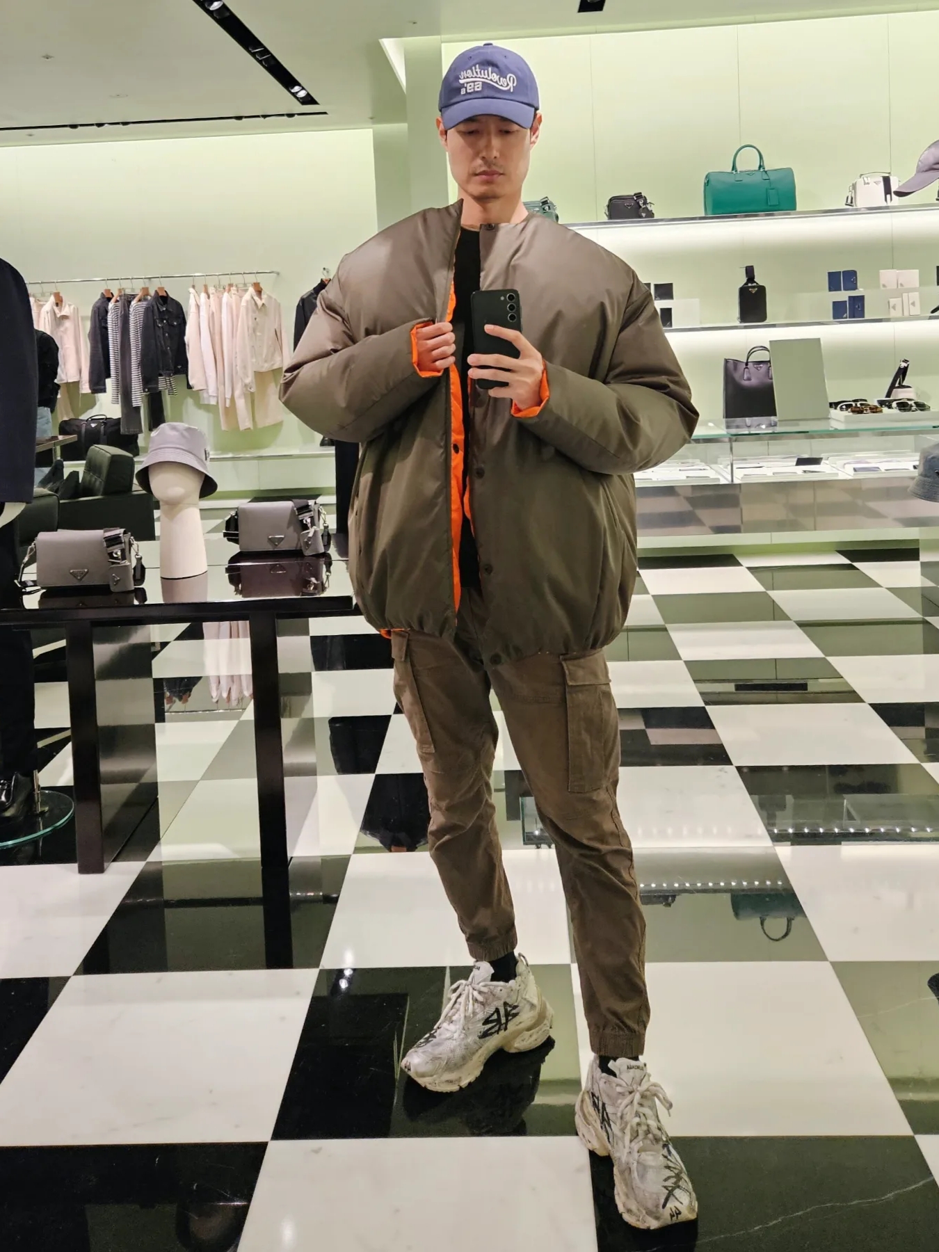 Balenciaga Runner Graffiti Sneakers White 착용 스타일 - 2