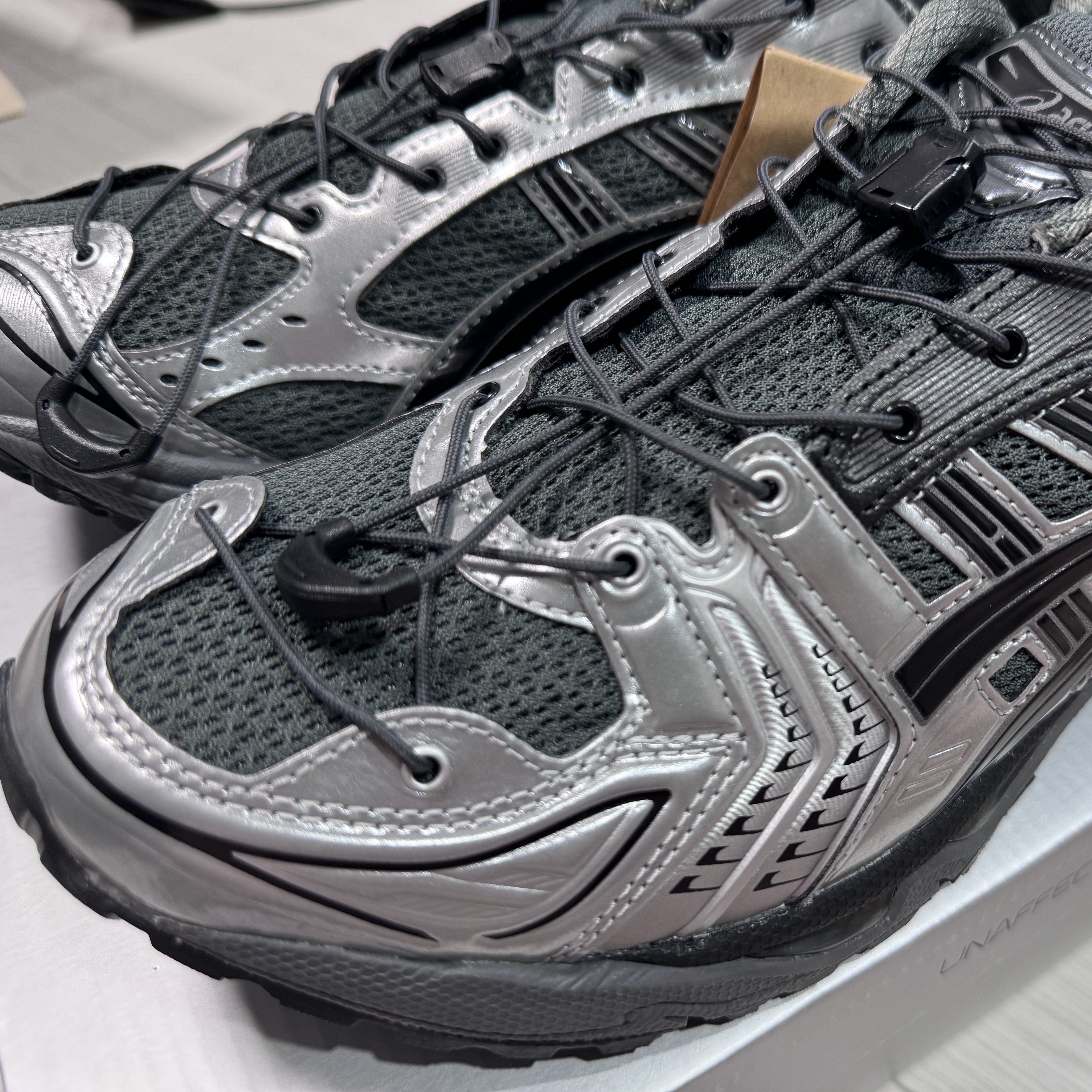 Asics x Unaffected Gel-Kayano 14 Silver Moon 착용 스타일 - 3