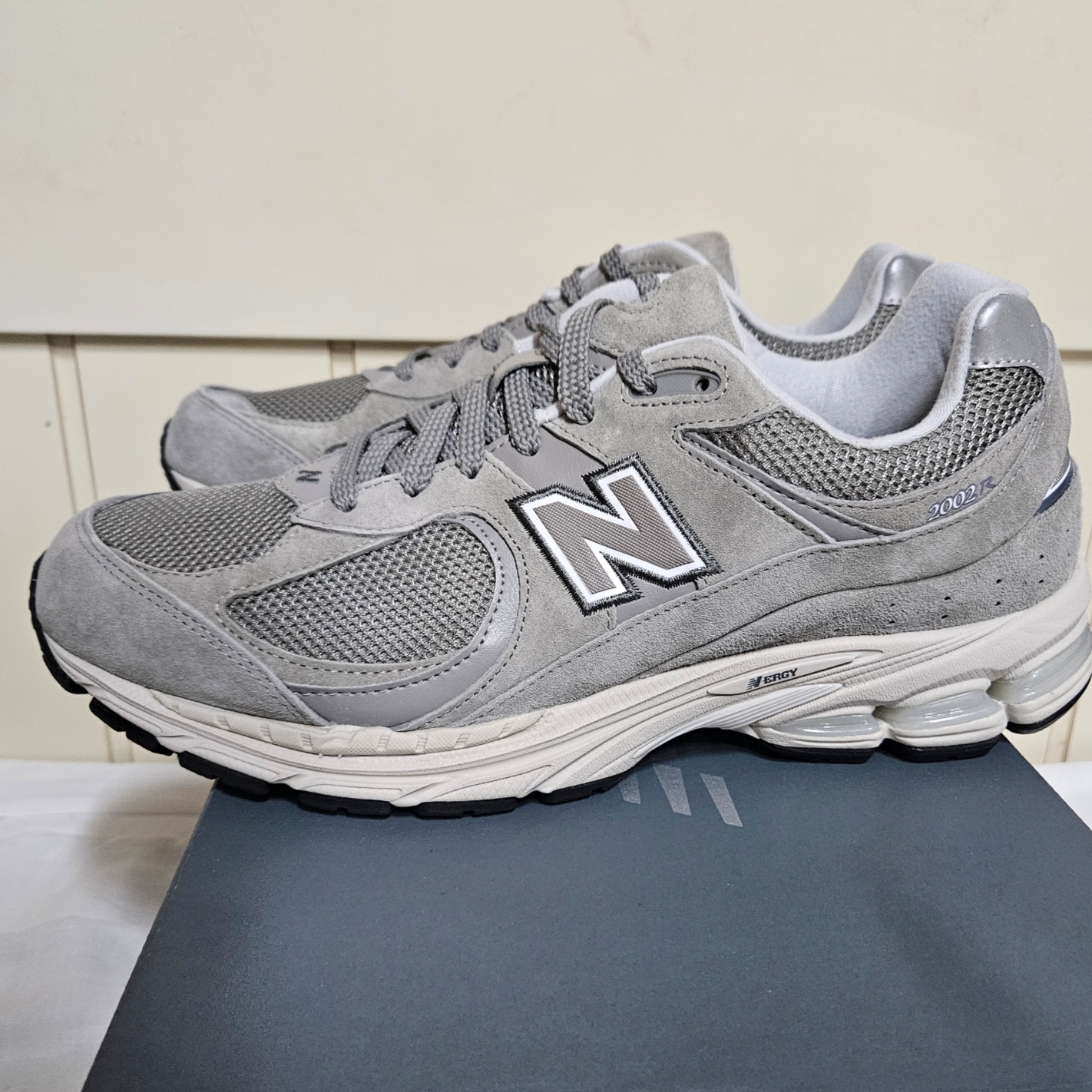 New Balance 2002R Grey 착용 스타일