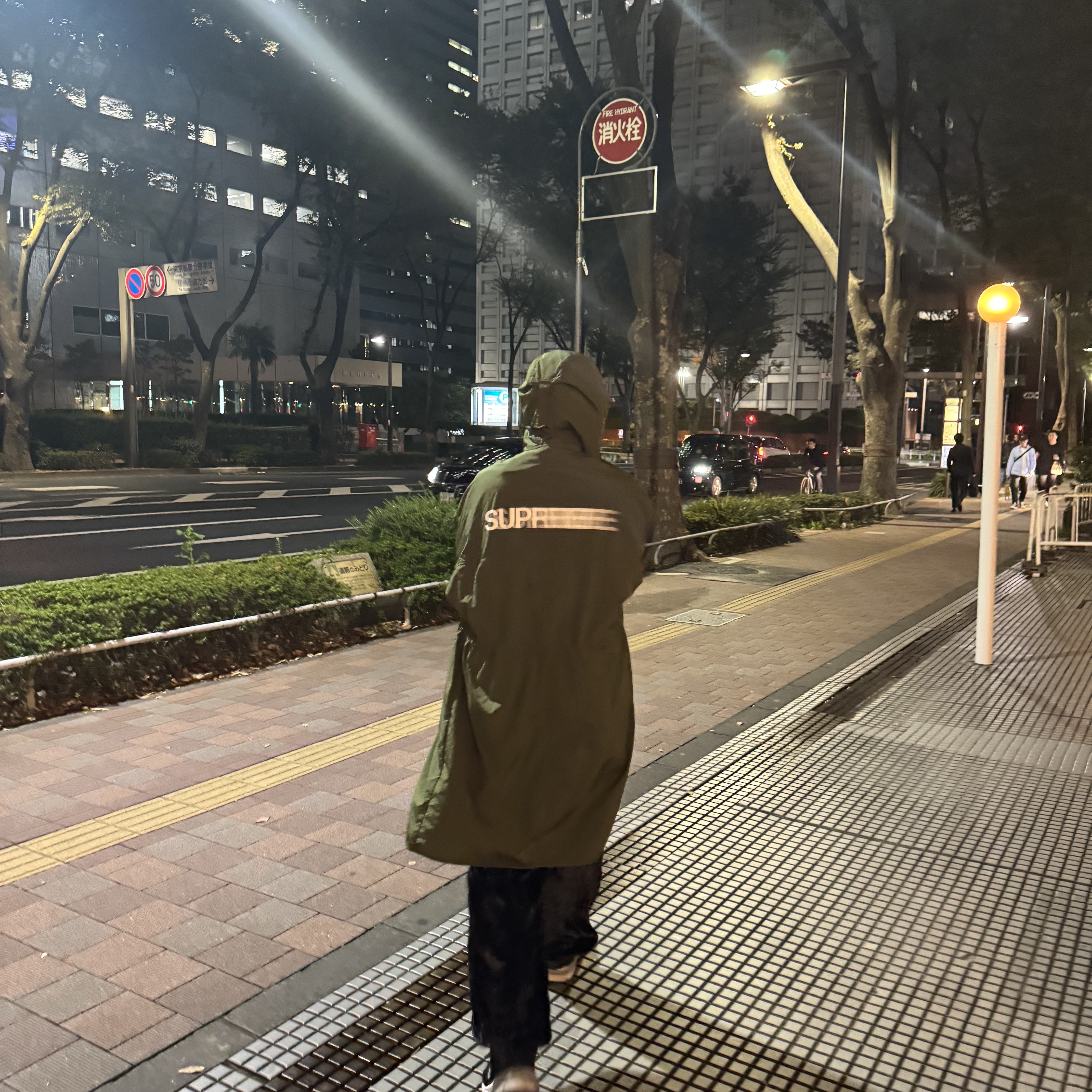 Supreme Motion Logo Lightweight Parka Olive - 23SS, Supreme Crushed Velvet Track Pant Black - 23FW 착용 스타일