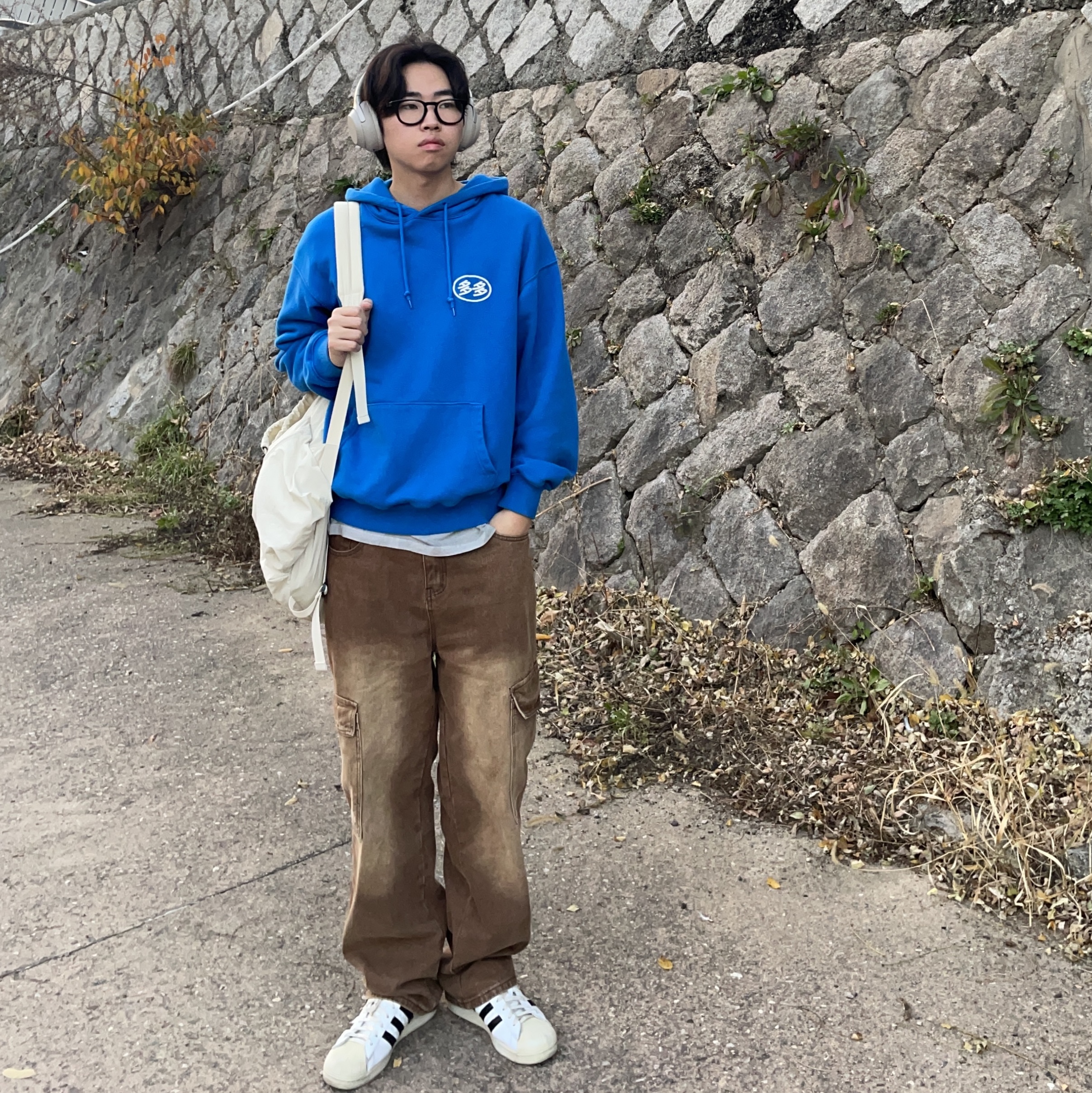 Dada Logo Hoodie Blue, Adidas Superstar Premium White Black 착용 스타일