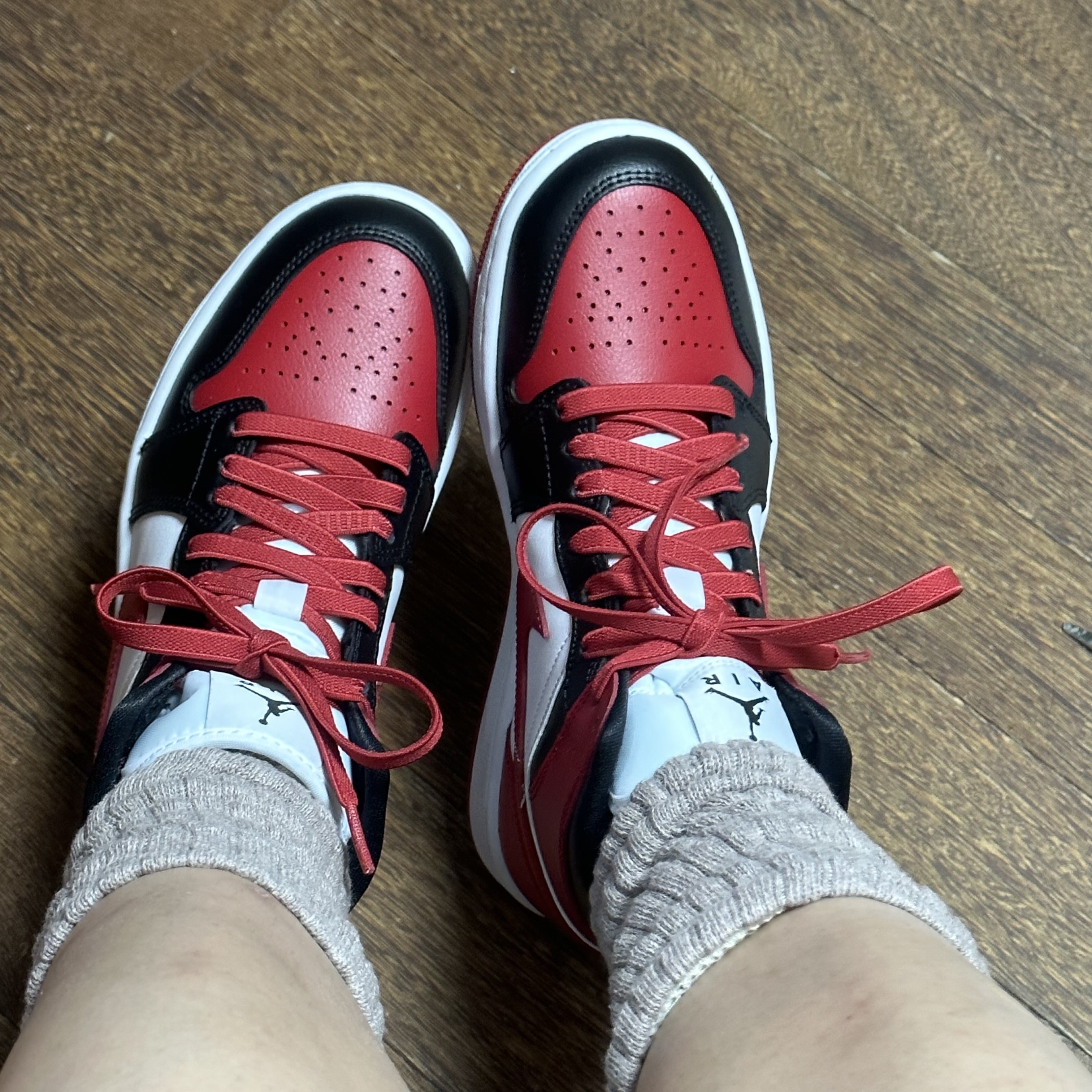 (W) Jordan 1 Mid Black and Gym Red 착용 스타일 - 1