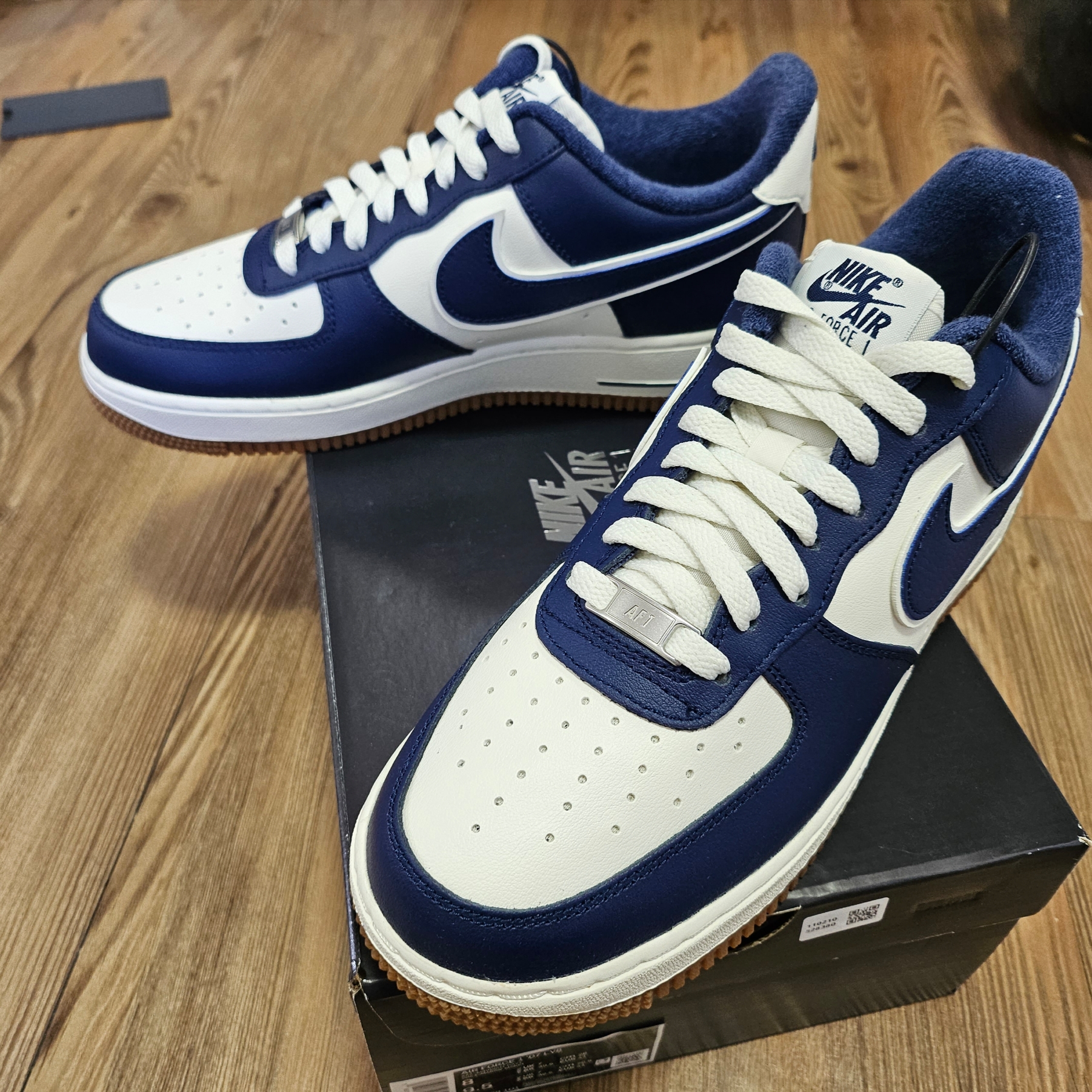 Nike Air Force 1 '07 LV8 Midnight Navy 착용 스타일 - 3
