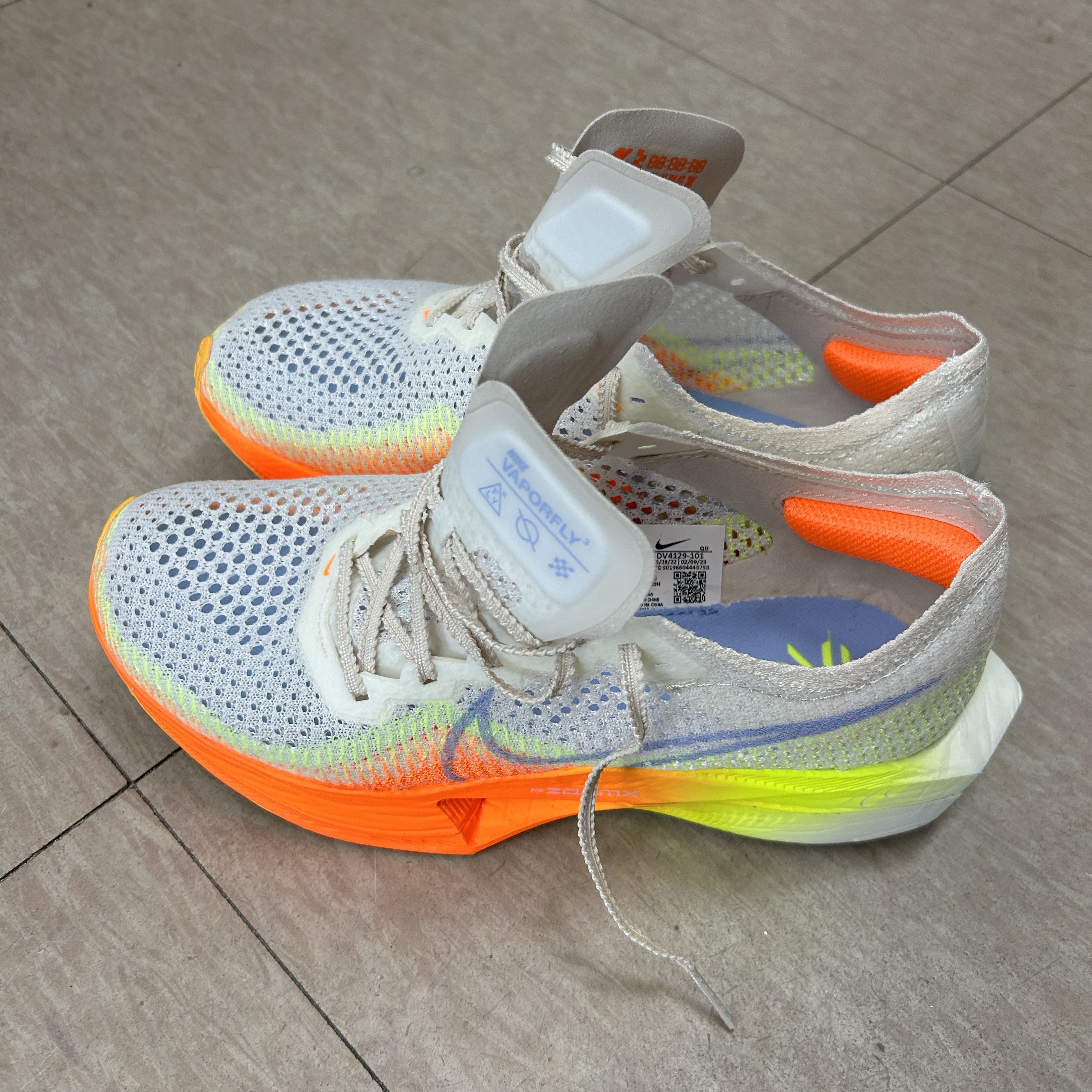 Nike ZoomX Vaporfly Next% 3 Sail Cobalt Bliss Total Orange 착용 스타일
