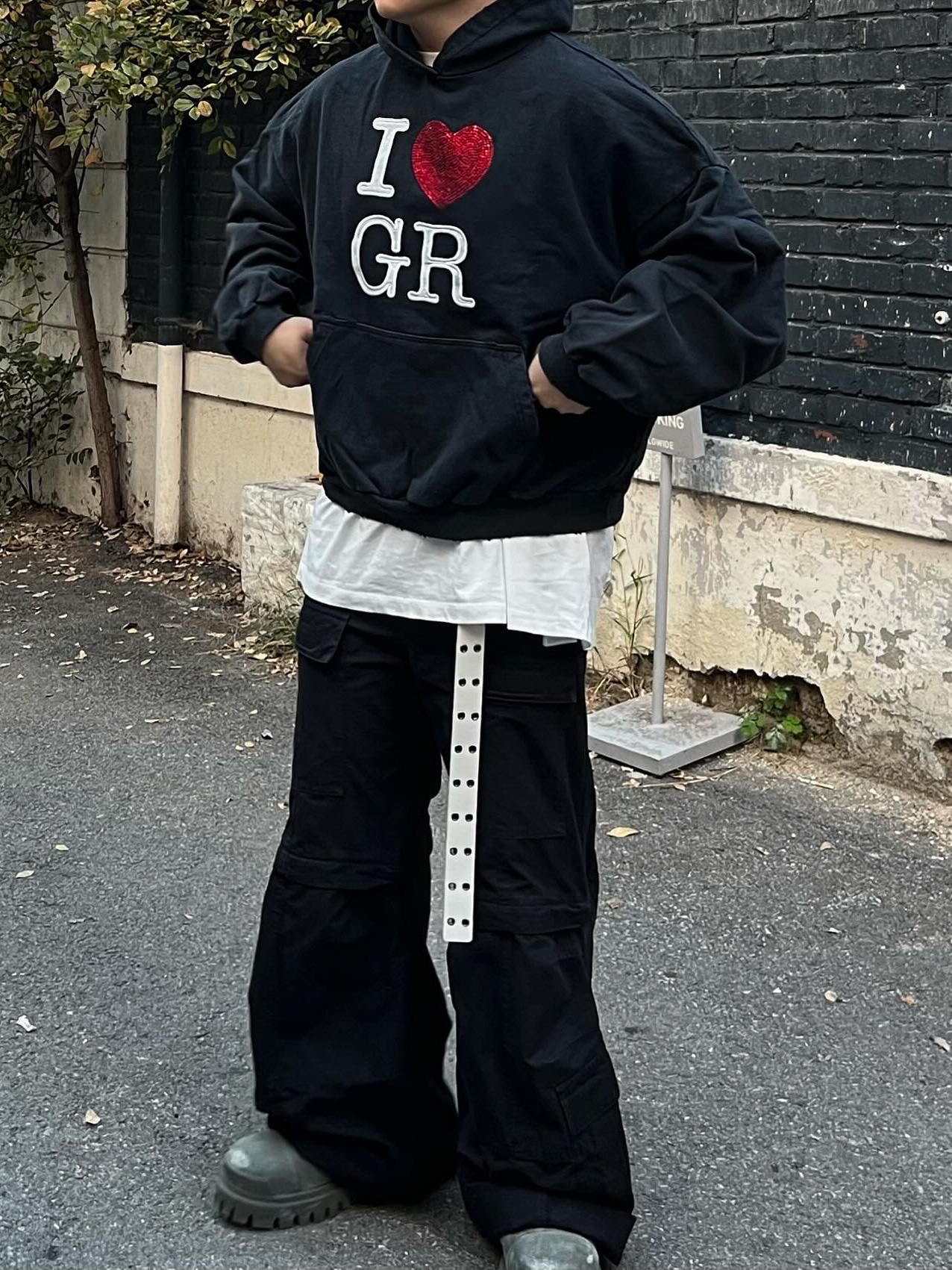 Project G/R I Love GR Hoodie Black - Haus of GR Exclusive, Balenciaga Flared Cargo Pants Black 착용 스타일 - 2