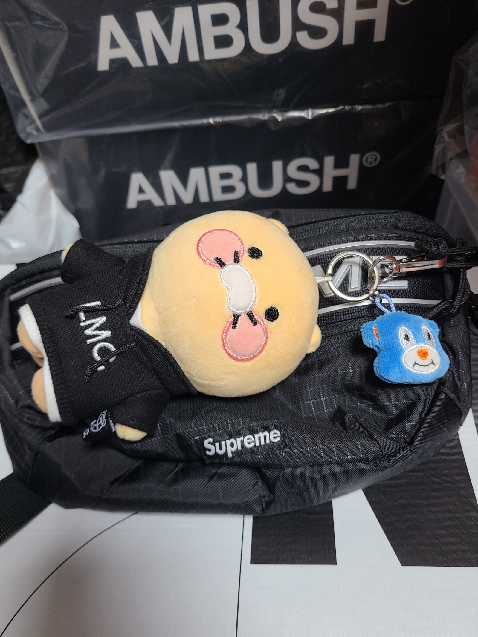 Supreme Waist Bag Black - 23FW, Kakao x LMC Choonsik Keyring Black 착용 스타일 - 1