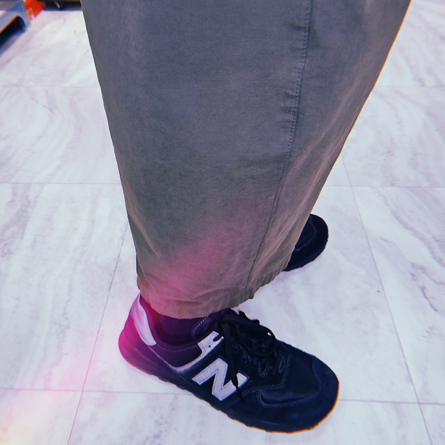 New Balance 574 Triple Black - D Standard 착용 스타일 - 4