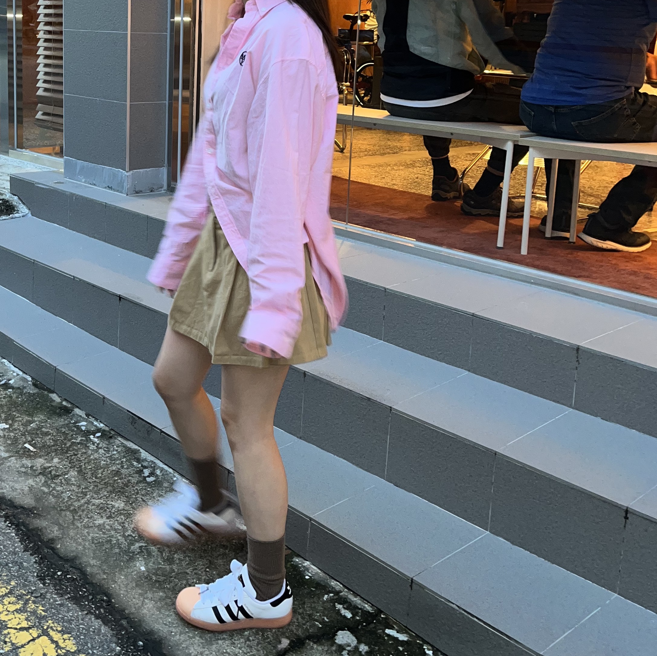 (W) Adidas Superstar White Black Haze Coral 착용 스타일 - 2