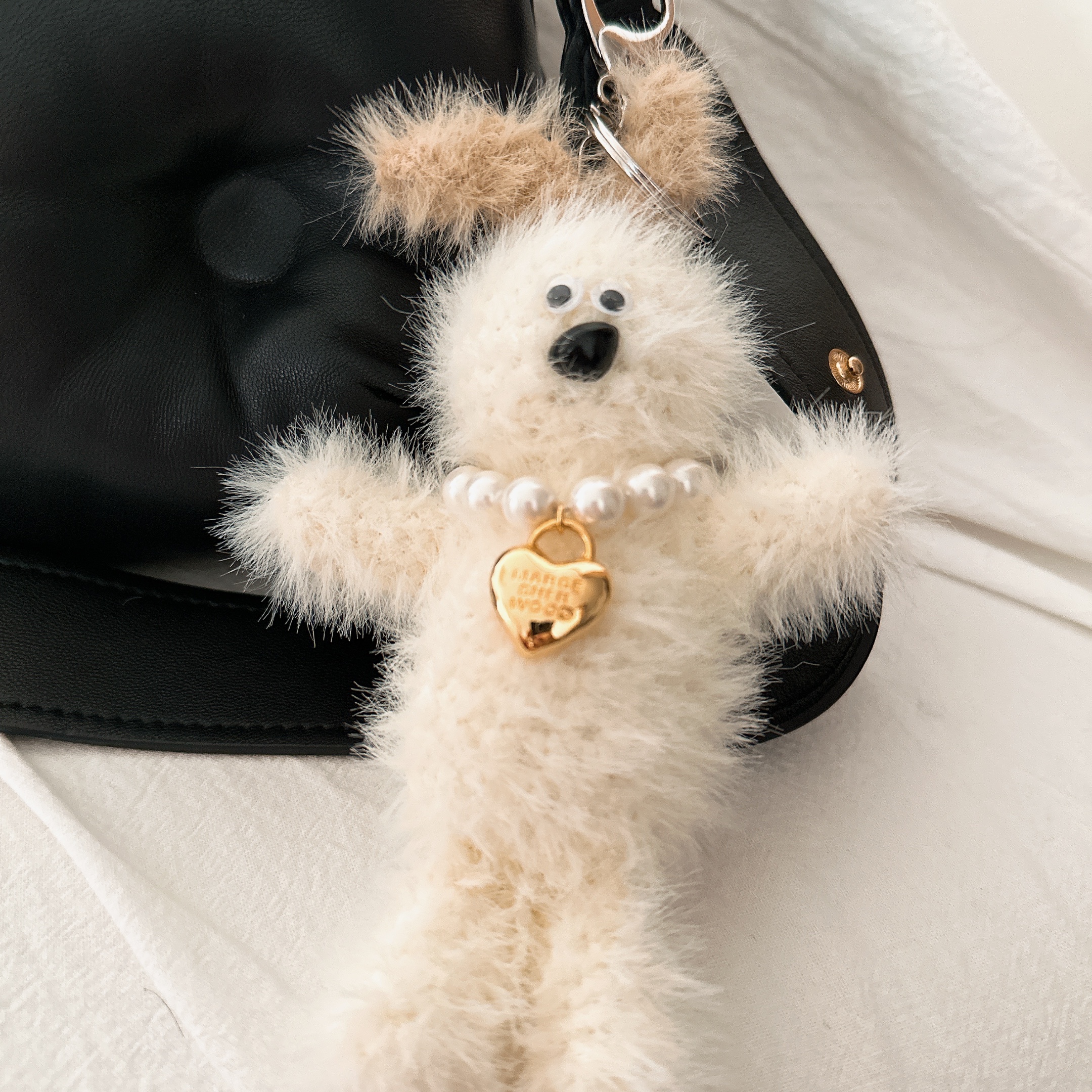 Margesherwood Wood Keyring White 착용 스타일