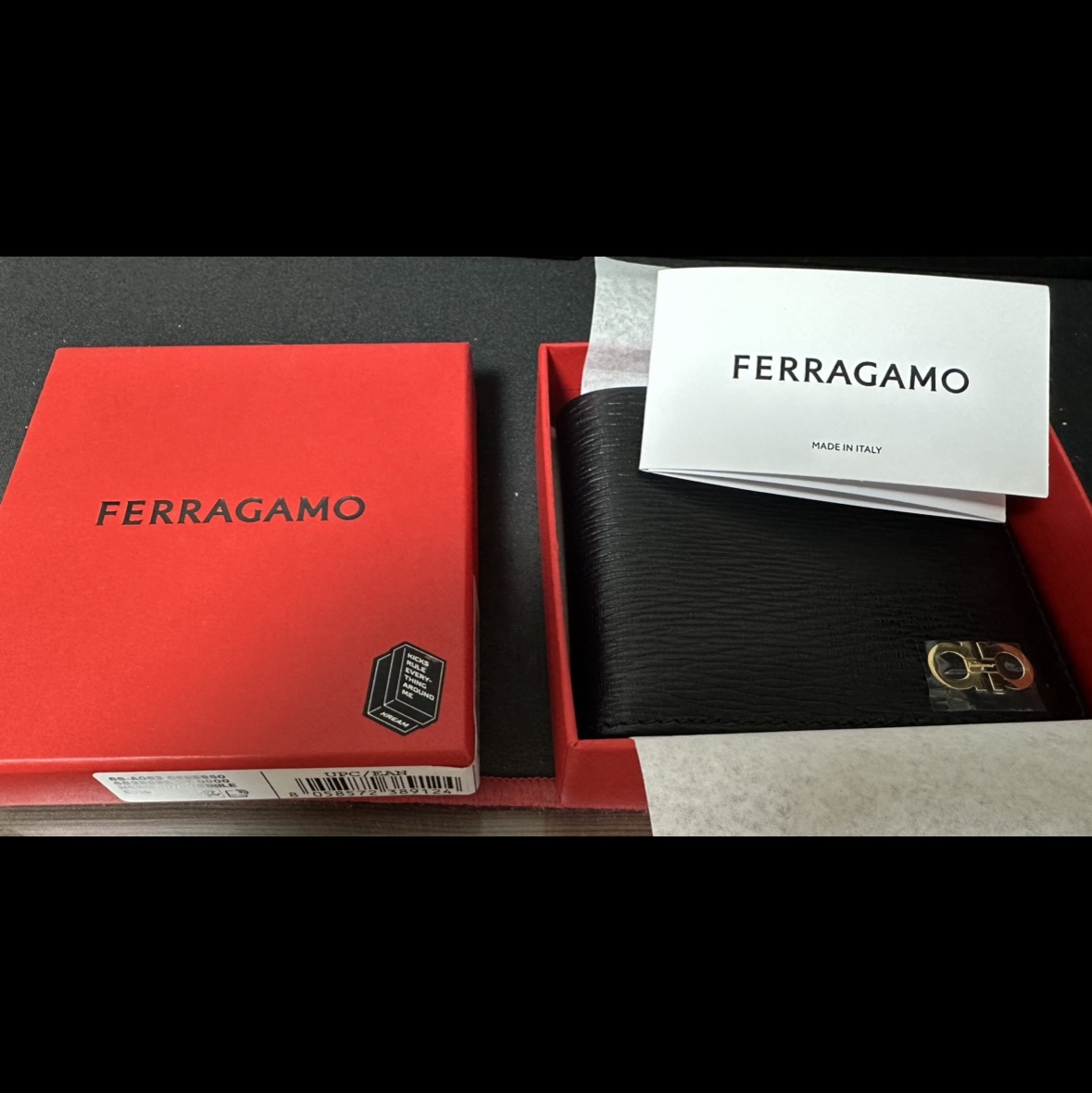 Ferragamo Gancini Wallet Black 착용 스타일