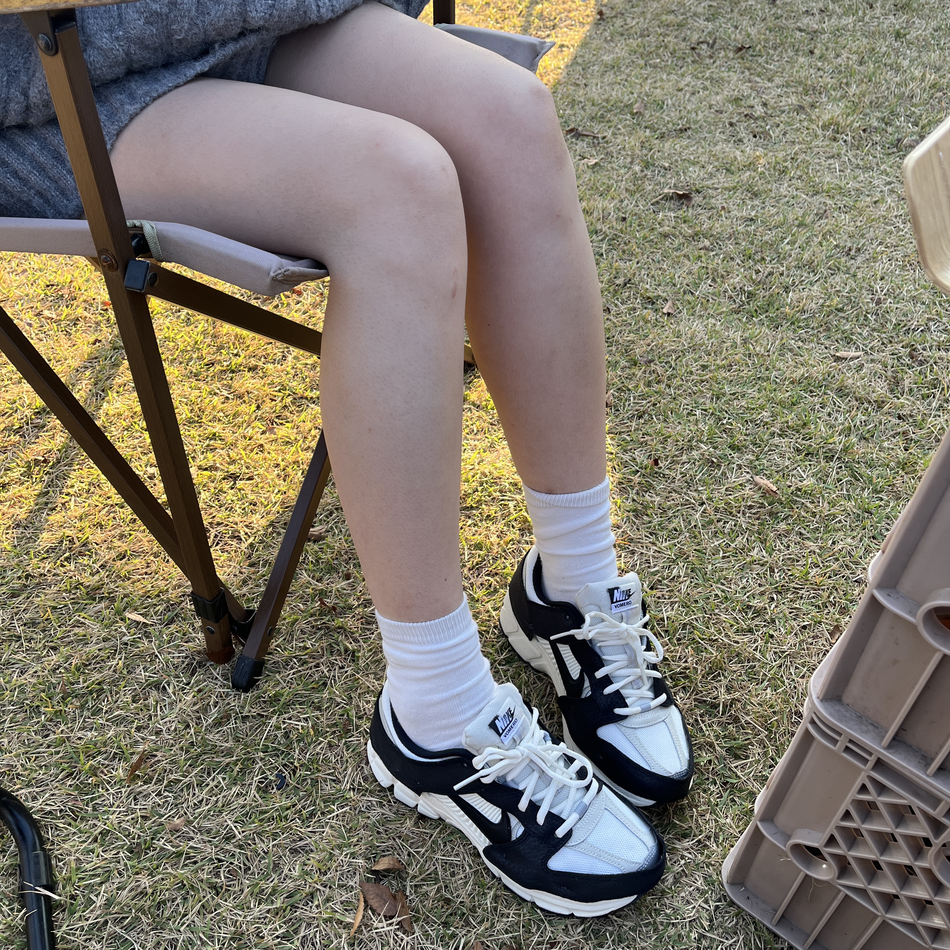 (W) Nike Zoom Vomero 5 Wolf Grey and Black 착용 스타일