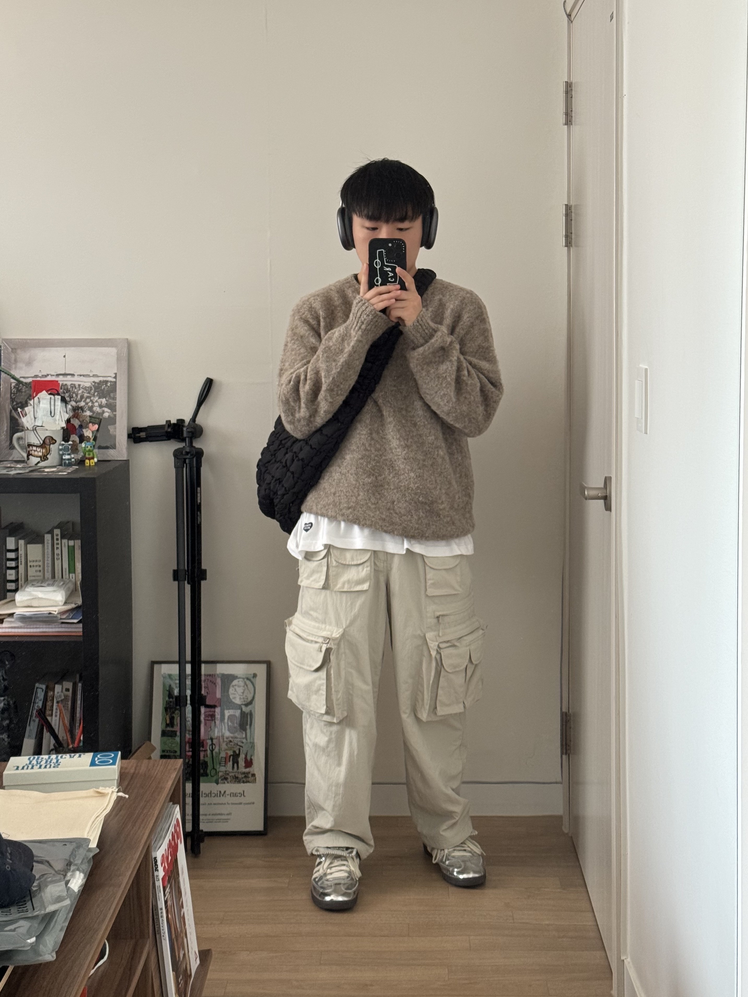 COS Quilted Oversized Shoulder Bag Black, Adidas x Wales Bonner Samba Silver Metallic 착용 스타일 - 4