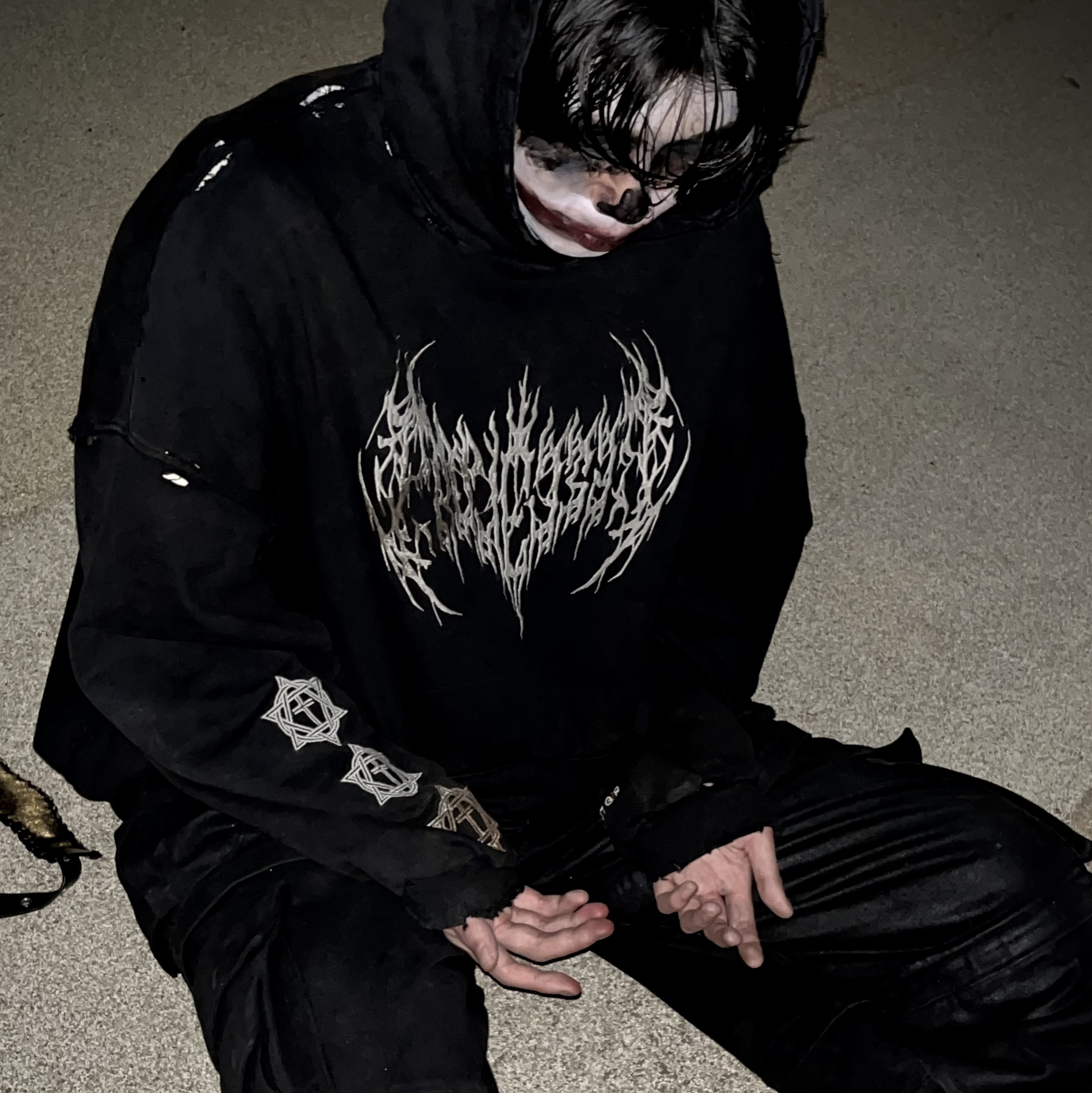 Project G/R Metalic Logo Hoodie Black, Project G/R Oversized Convertible Cargo Pants Coated Black 착용 스타일 - 2