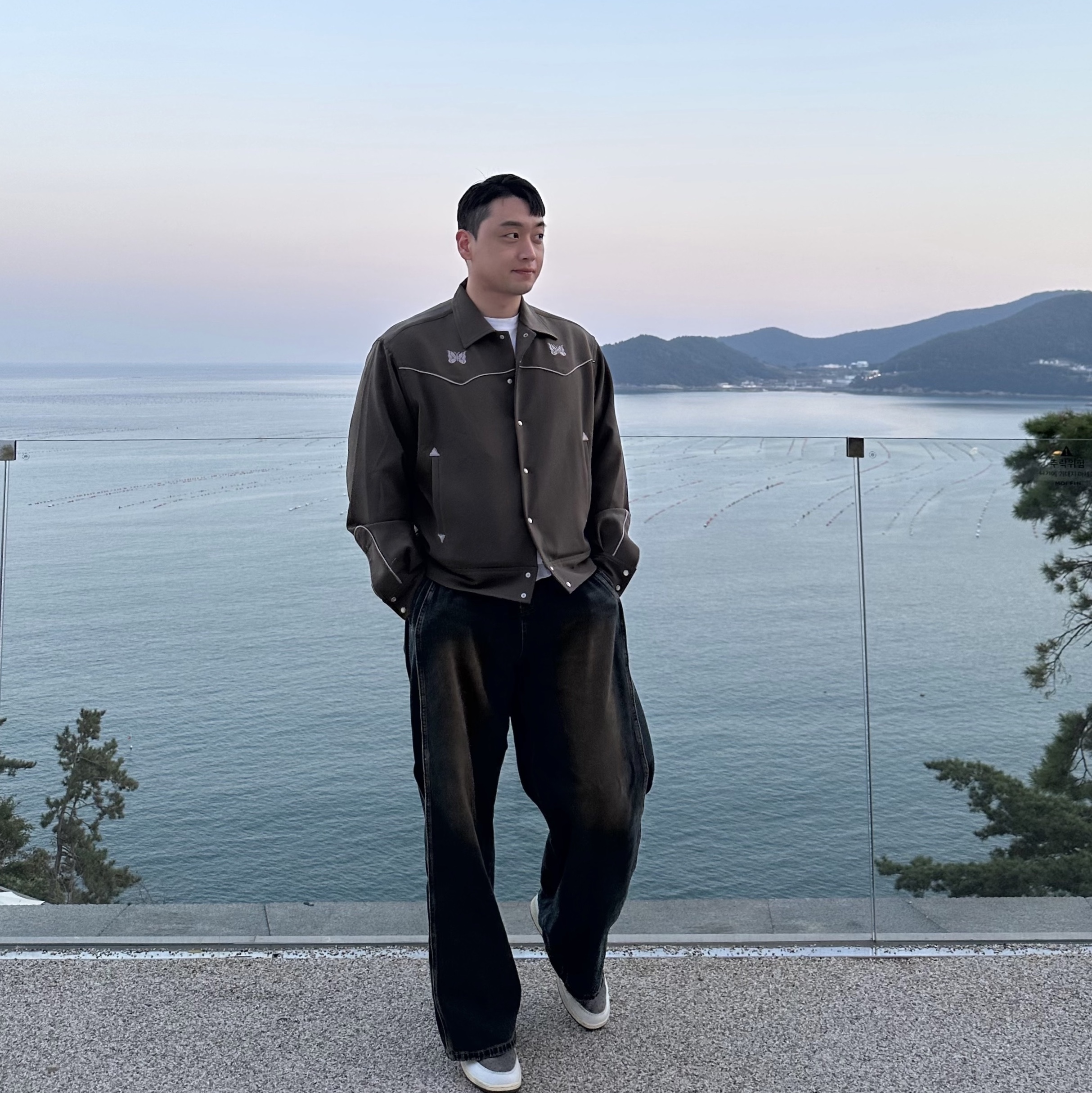 Needles Piping Cowboy Jacket Olive, Jordan 1 x Travis Scott Retro Low OG SP Sail and Ridgerock 착용 스타일 - 1