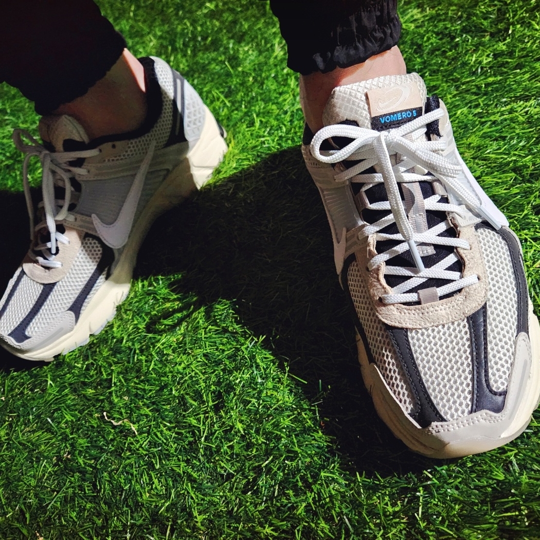 Nike Zoom Vomero 5 Light Bone and Black 착용 스타일 - 4