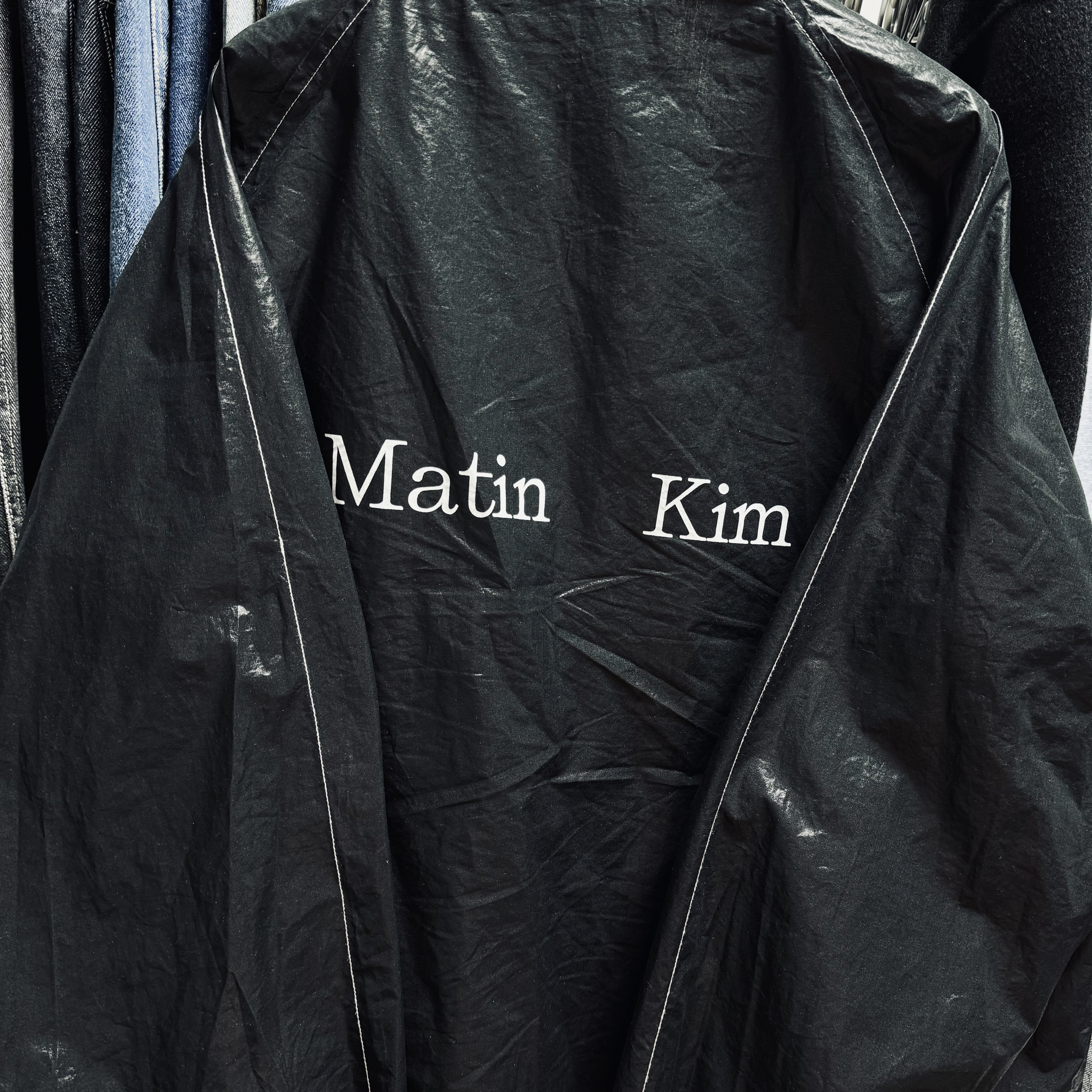 (W) Matin Kim Logo Coating Jumper Black 착용 스타일 - 1
