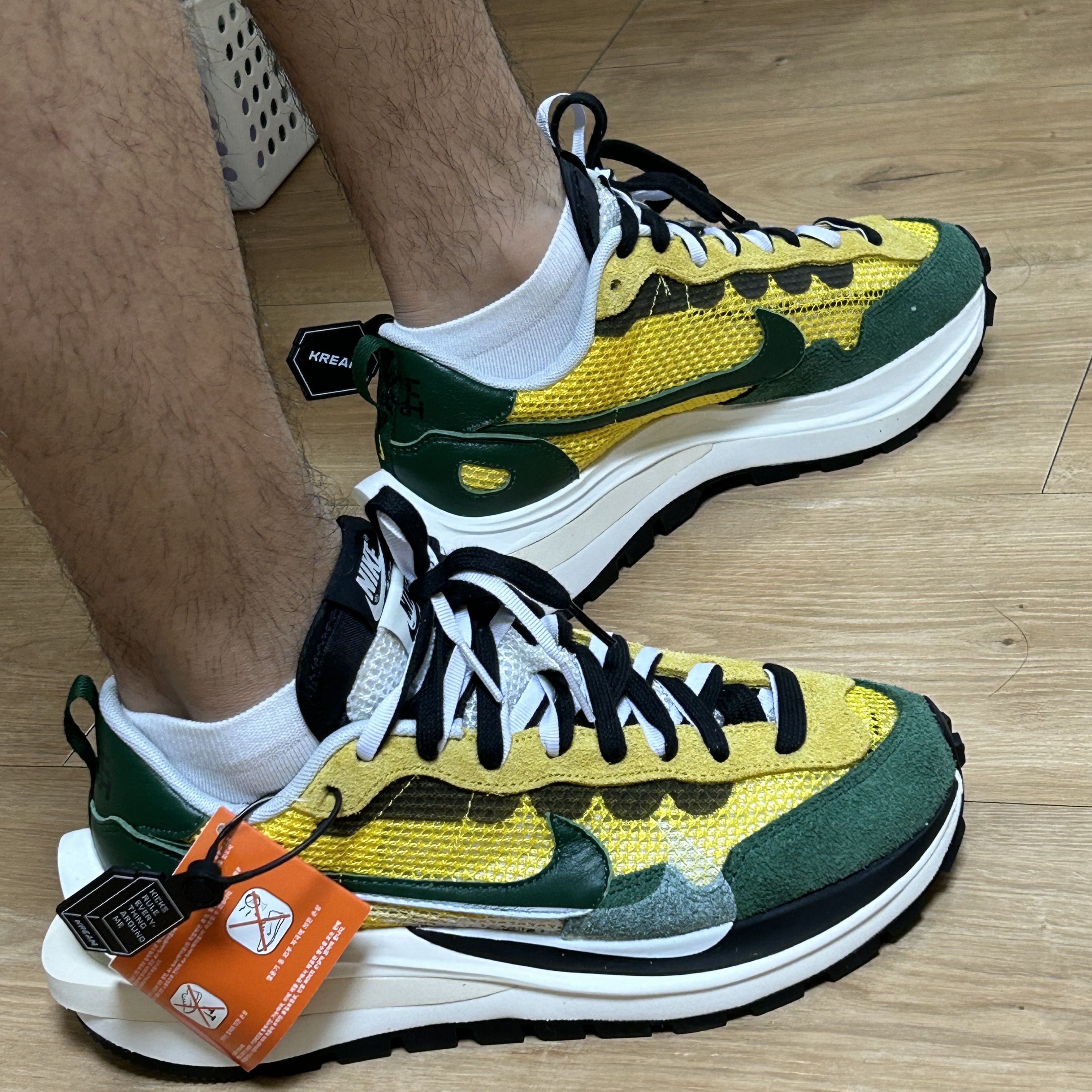 Nike x Sacai VaporWaffle Tour Yellow & Gorge Green Sail 착용 스타일 - 2