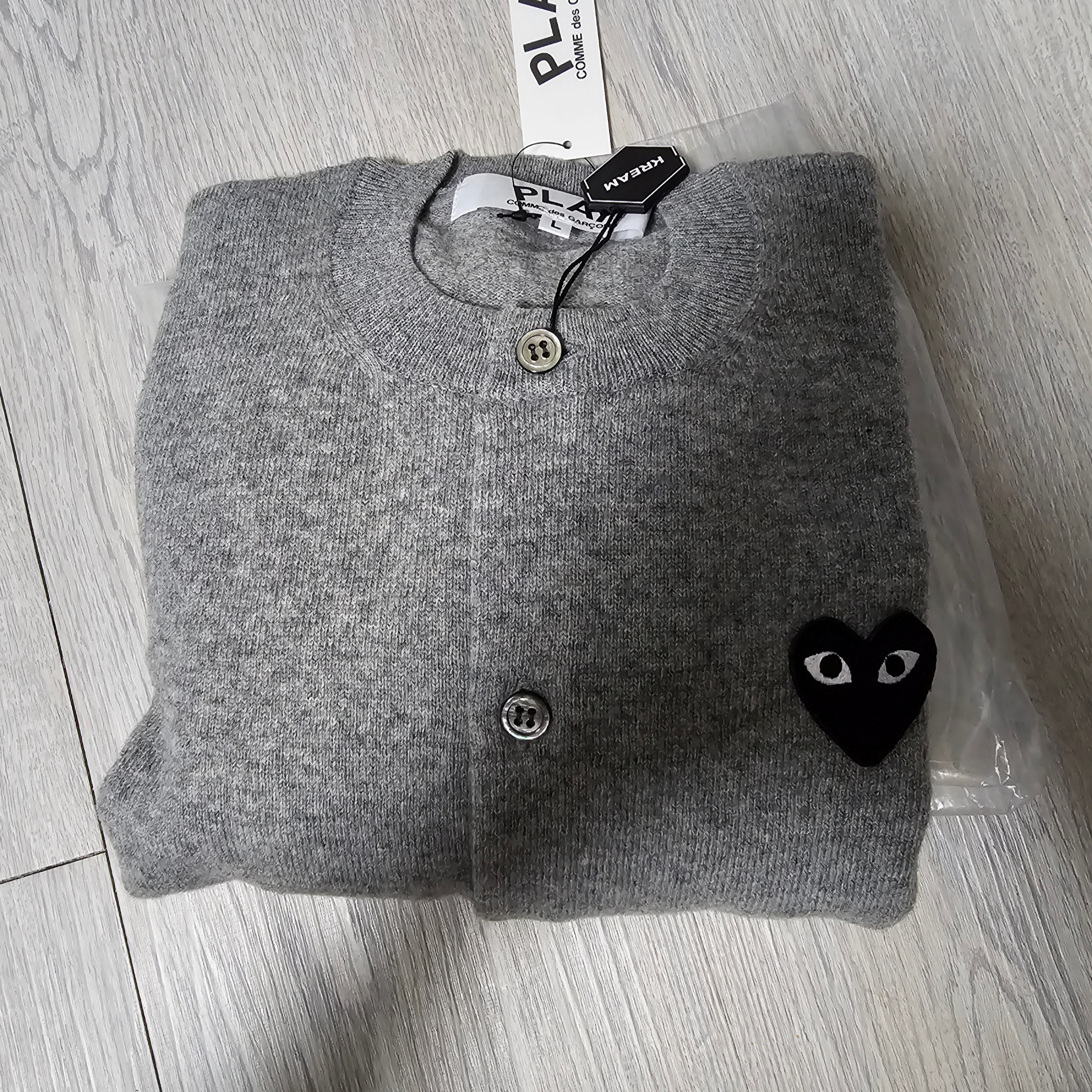 (W) Play Comme des Garcons Black Heart Knit Cardigan Grey 착용 스타일