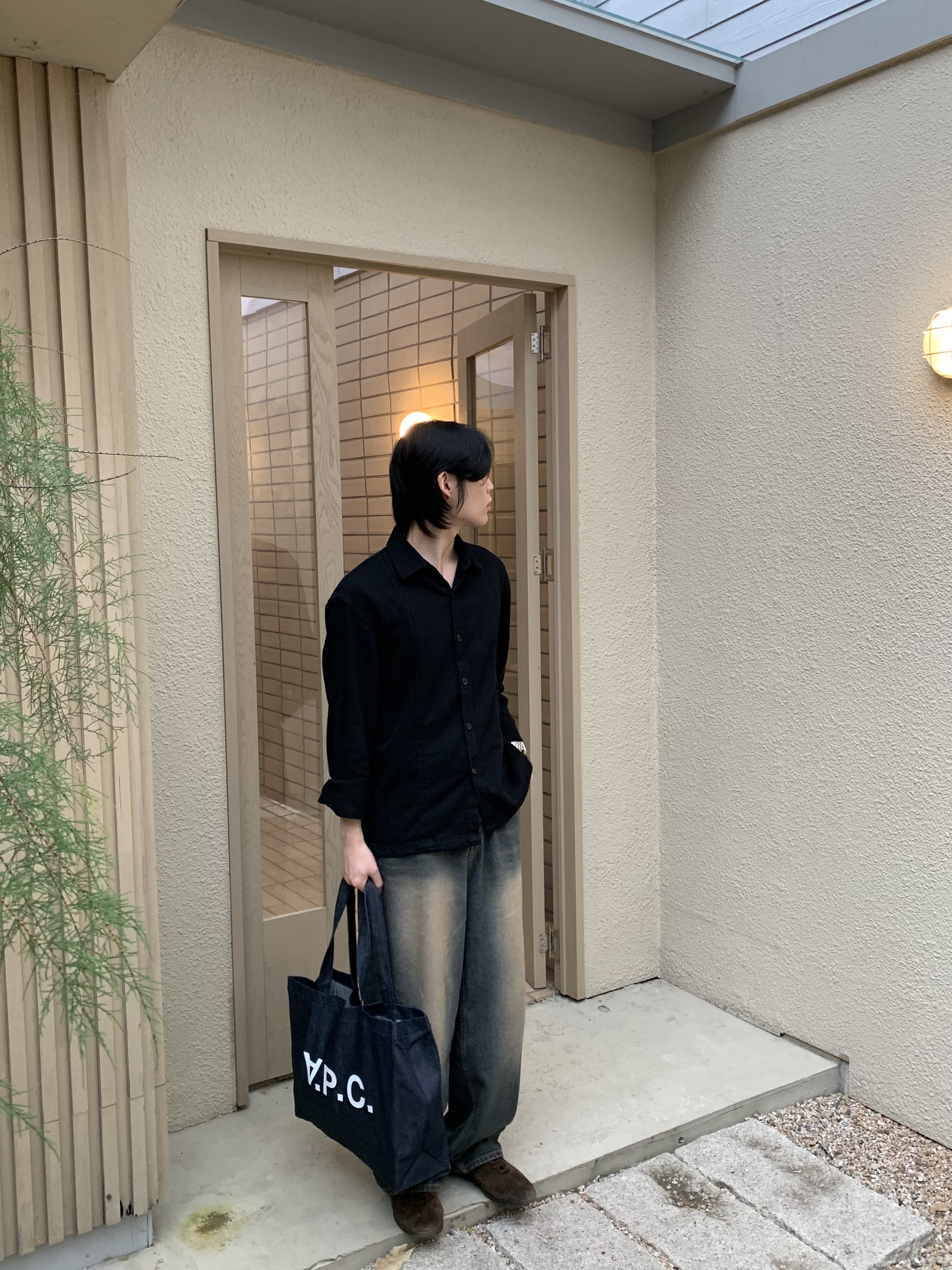 A.P.C. Daniela Shopping Bag Indigo 착용 스타일 - 3