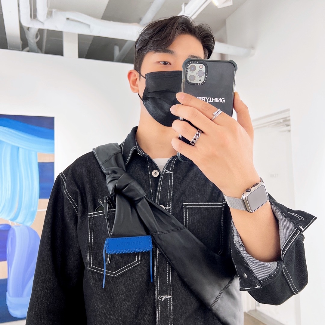 Ader Error x Zara Leather Shoulder Bag with Knot Black, Ader Error x Zara Leather Shoulder Bag with Knot Blue 착용 스타일