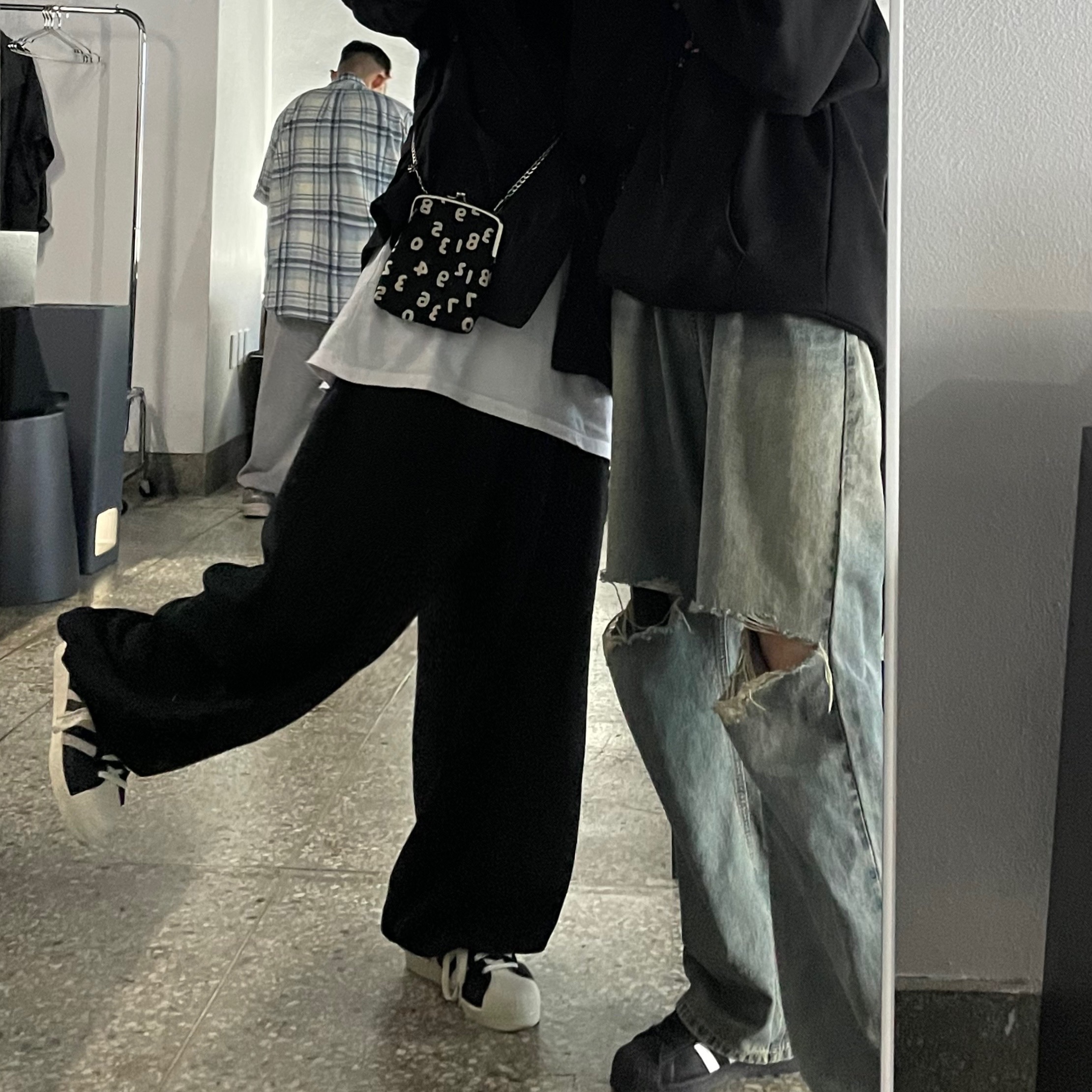 Adidas Superstar 82 Black White, Sou Sou Canvas Soft Gamaguchi Bag Large Black (with 110cm Black Leather Strap) 착용 스타일 - 1