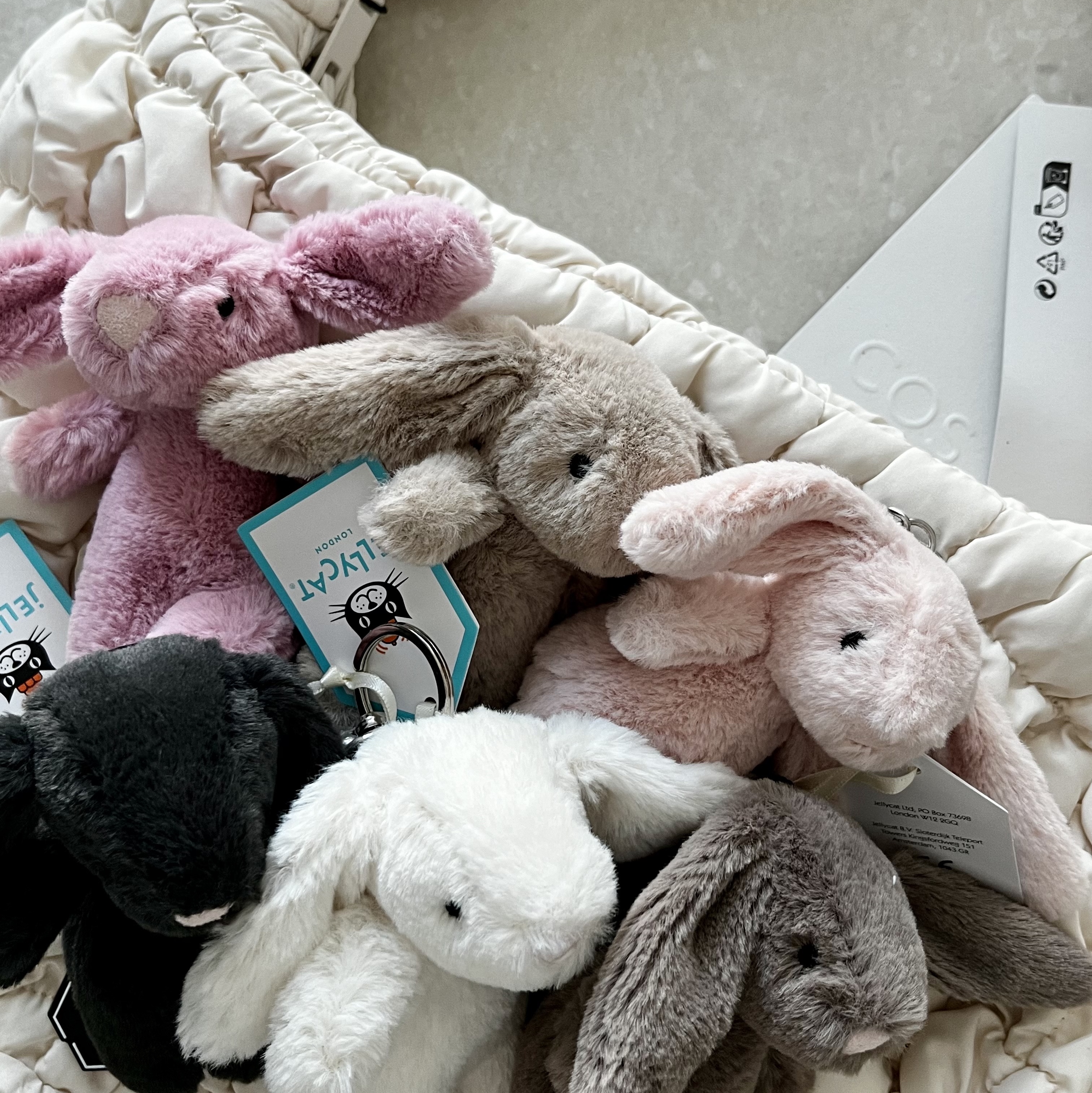 COS Quilted Mini Bag Cream, Jellycat Bashful Bunny Truffle Bag Charm Brown 착용 스타일