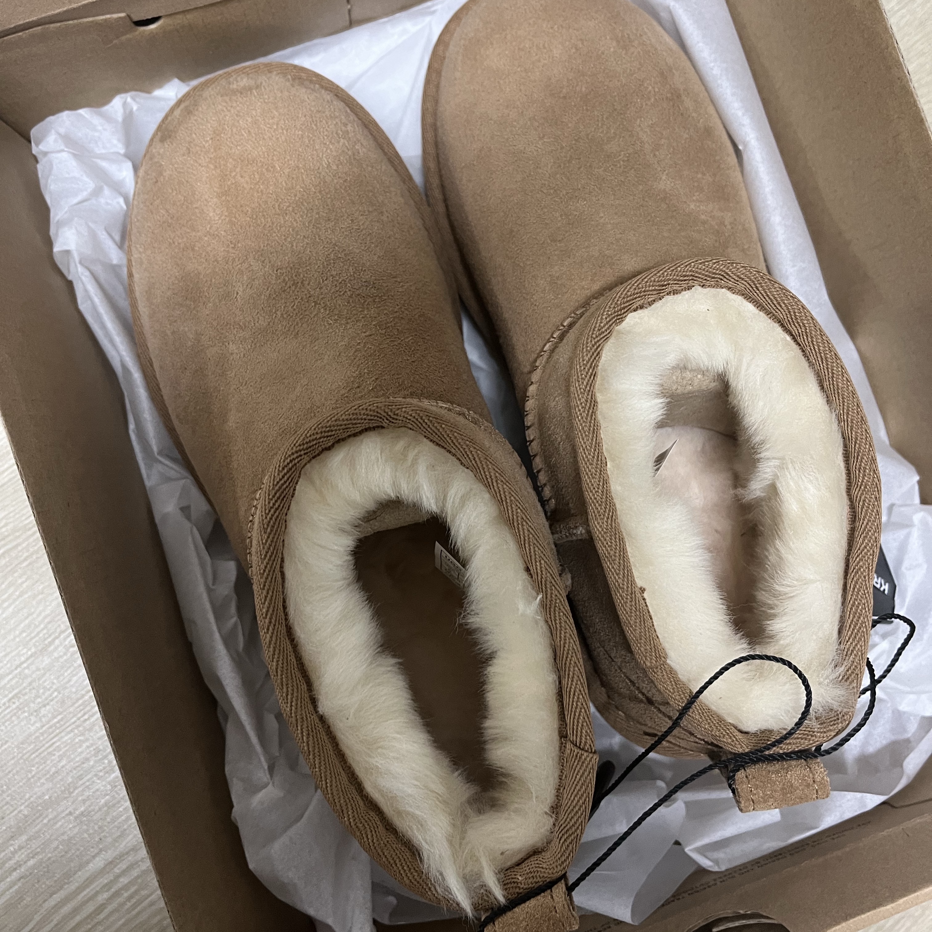 (W) UGG Classic Ultra Mini Boots Chestnut 착용 스타일 - 1