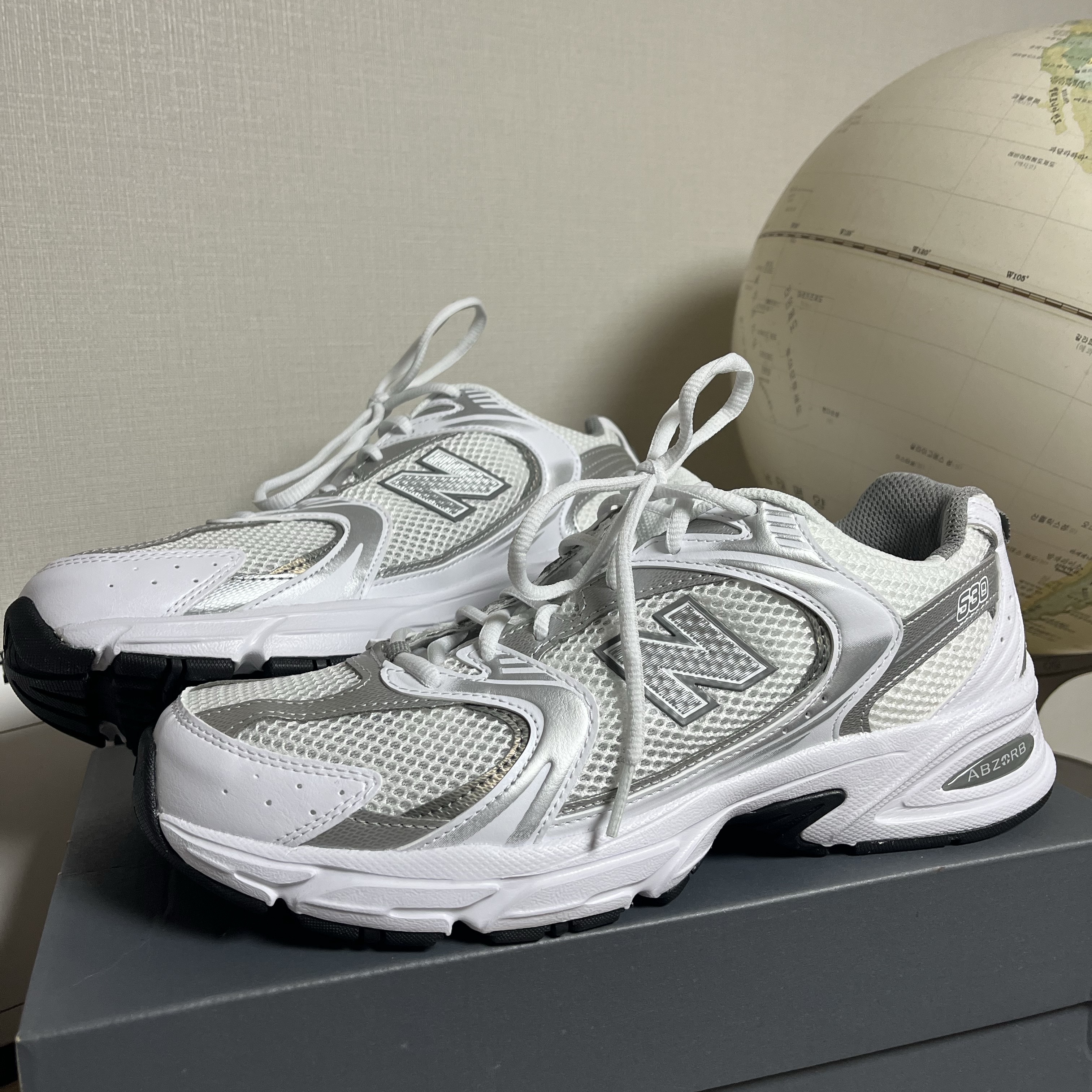 New Balance 530 White Silver 착용 스타일