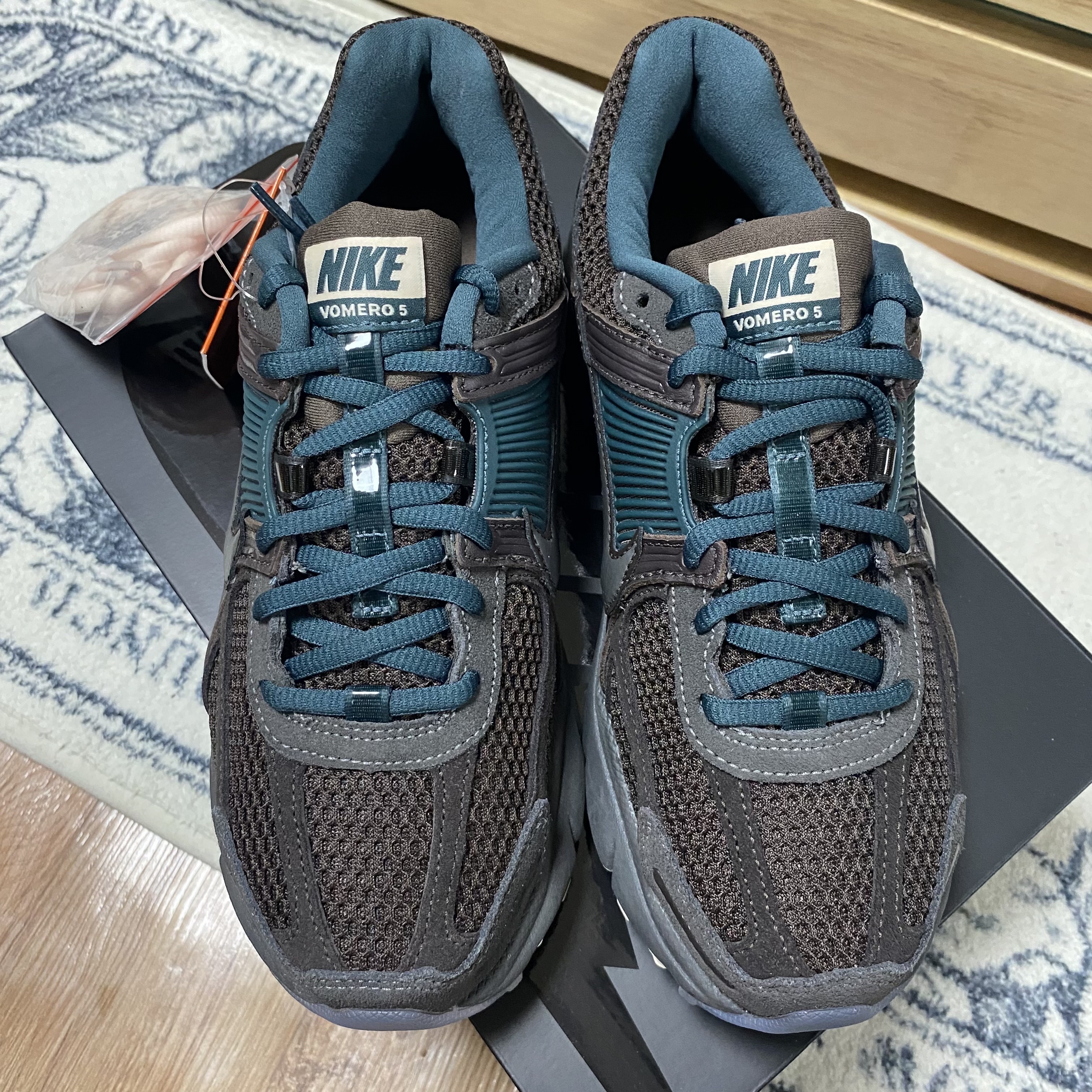 Nike Zoom Vomero 5 Velvet Brown and Medium Ash 착용 스타일 - 1