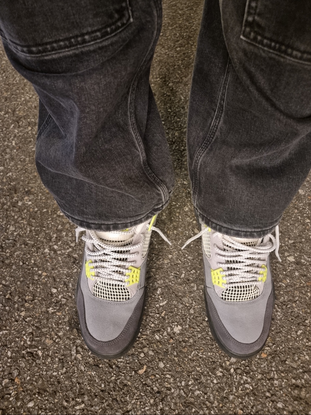 Jordan 4 Retro SE Neon 95 착용 스타일