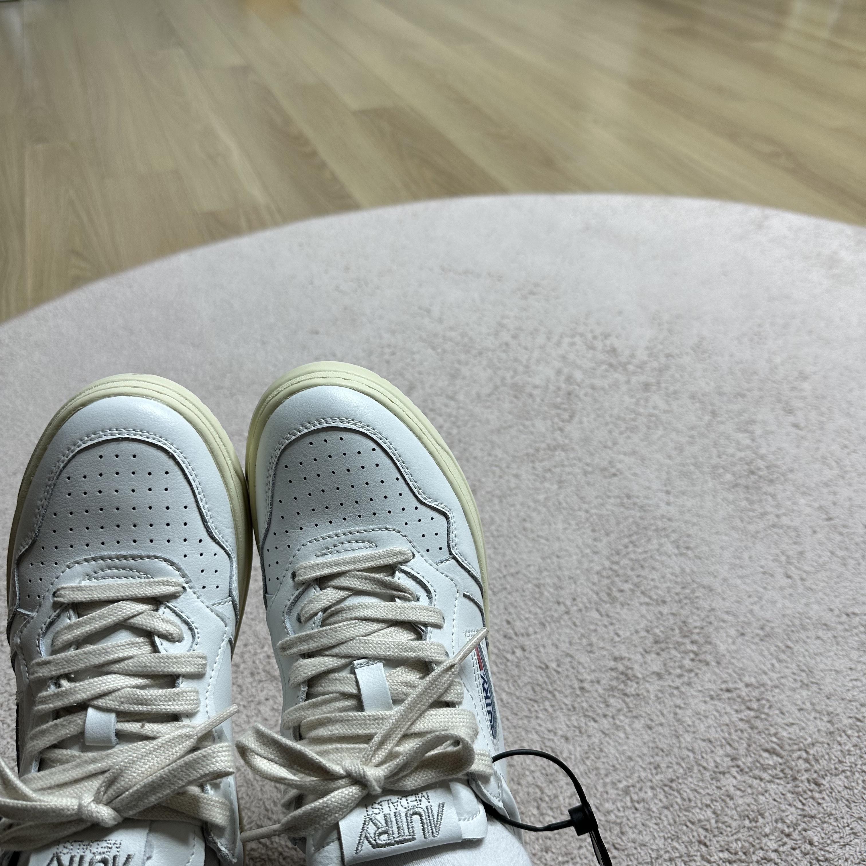 (W) Autry Medalist Low Leather Sneakers White Black 착용 스타일 - 3